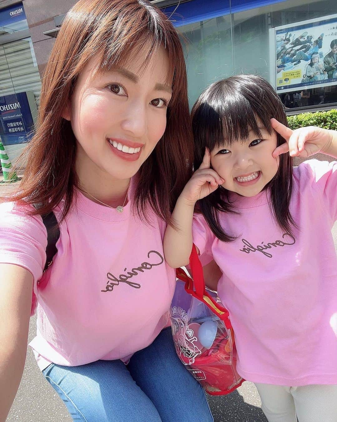 庄司ゆうこさんのインスタグラム写真 - (庄司ゆうこInstagram)「@coniglio325 コニーリョのTシャツで ももちゃんとお揃いコーデ❣️ももちゃんに一番好きな色は？って聞くとピンク〜！って答えるので最近はピンクに偏りがち、、😂 ハイライトにもアップしているので是非チェックしてね❣️他にも可愛いリンクコーデたくさんあるよ^ ^ 今日は朝から児童館→美容院→デニーズ→コナミのプレイランド→ビックエコーと相変わらずアクティブ娘🤣 けどビックエコーに着いた瞬間寝た😂笑 美容院では初のシャンプーもしてもらい髪切ってもらい可愛くしてもらって @jir.nobujiro のぶさん、いつもありがとうございます😊✨ #コニーリョ#Tシャツ#親子コーデ#リンクコーデ #3歳#女の子#美容院#キッズカット」6月4日 15時43分 - yuko.shoji