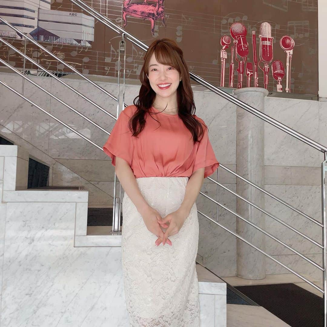 原直子さんのインスタグラム写真 - (原直子Instagram)「・  tops  @cohina.official  #cohina   パーソナルカラーとしてはぴったり！と思う洋服があっても、この日本の街中で着るにはなんか勇気がいるなぁってお洋服あるんですよねぇ☺️ これはサーモンピンクより濃い色だから、派手すぎず、地味すぎず色が良い♡！！ その絶妙な色合いが良い〜🙌  とろみのあるサテン生地だけど、カジュアルなTシャツの形！ レーススカートに合わせてるけど、デニムだとカジュアルにも着られそう😊  程よい首まわりと、ちょっと広がって見える袖の形が好き！  #cohinaコーデ  #パーソナルカラー春 #骨格ウェーブ #低身長ファッション  #ブラウスT #洗濯機で洗える  #アラサーコーデ  #お仕事服」6月4日 16時06分 - naoko_15_hara