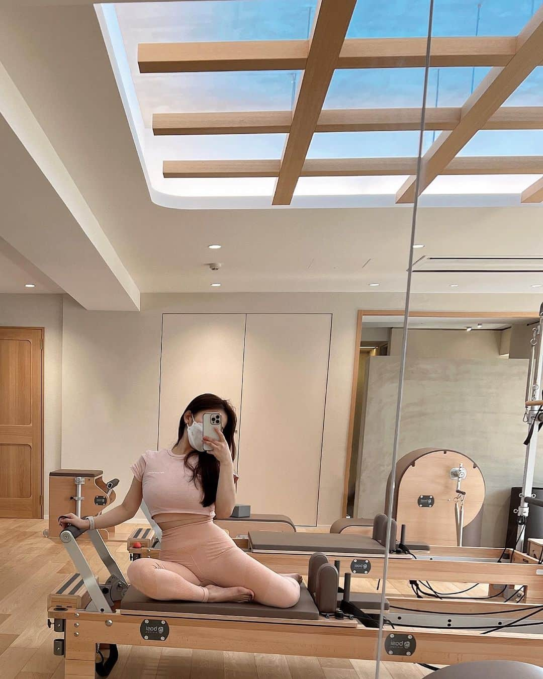 天木じゅんさんのインスタグラム写真 - (天木じゅんInstagram)「. . 人生初のピラティス🧘🏻‍♀️👼🏻 【 @rin.pilatesstudio 】 新しくできたピラティススタジオへ🌸 まず呼吸するだけでプルプルしてました…笑笑 スタイルが良くて綺麗なお姉さんに 優しく教えてもらいながら1時間。 たったの1時間で終わった後お腹の縦線がくっきり出てて、 呼吸やインナーのトレーニングの大切さを実感！！！  意識が上がってしまったので ピラティス後は1時間ウォーキングしました🌞🫡  これから定期的に通って 内から綺麗な女性になるぞぉ💕💕💕 . . #ピラティス #pilates #rinpilates #美ボディ #健康 #天木じゅん #junamaki #天木workout」6月4日 16時39分 - jun.amaki