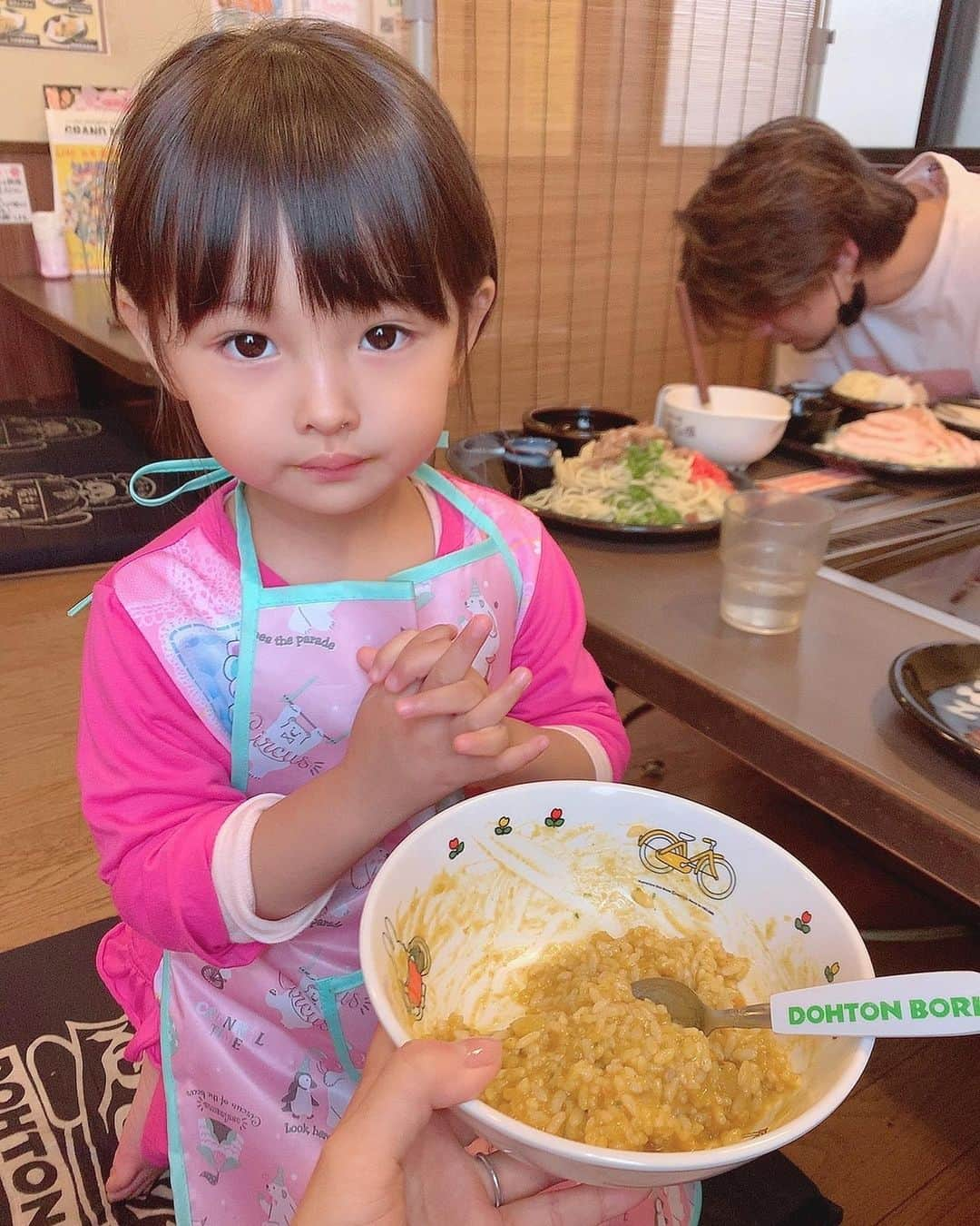 大知めぐみさんのインスタグラム写真 - (大知めぐみInstagram)「先日、めいを愛でる会(LINEグループの名前w)で、山神さん @amie_the_garden_gami のお誕生日を今年も楽しく皆でお祝いさせていただきました😆💓 ⁡ 山神さん素敵な一年を🎉🎊 ⁡ 翌日は、めいの幼稚園がお休みだったので、清水公園に遊びに行きました!!🚗 ³₃ ⁡ 釣り好きな私は、釣りを目当てに‪🎣✨‬ 運動好きな40代男性陣は、本格的なアスレチックを目的に🏋️‍♀️✨ ビビりなめちゃんは、魚も虫も高い所も全てにギャーっとしてました😂笑 ⁡ 釣りは簡単に釣れて、すぐお店の方が焼いてくれて、釣りたて焼きたては本当に美味しかった☺️💓 ⁡ 水上アスレチックは、パパ達の池ポチャが見たくて(パパ達はガッツリ着替えも持ってガチモード😂)私とめいは観覧エリアでカメラマンw 頑張る40代の勇姿をご覧下さい🙏🏻笑 ⁡ 清水公園の後は、公園からすぐの七光台温泉へ！行く前に帰りはお風呂に入りたいな〜と調べていたら発見!!♨️ ⁡ お風呂も種類が沢山あり、天然温泉で疲れた身体に最高でした♡ めいは、あちこちでアイスを食べてました笑 ⁡ お風呂の後は、温泉のお隣のゲームセンターへ行ってワニワニパニックで私はその日の新記録を更新し🐊✨笑 敷地内の道頓堀でご飯を食べて帰宅しました🍚 パパがモダン焼きをひっくり返した後のパパと山神さんのリアクションがシンクロ😂w めちゃんは、どこに行っても安定のカレー好きです🍛w ⁡ 沢山遊んで日帰り旅行気分で、めちゃくちゃ楽しかったです☺️💓 ⁡ #最後の動画 #めいが一番楽しかったアトラクション 笑 ⁡ ⁡ ⁡ ⁡ ⁡ ⁡ ⁡ #清水公園#清水公園フィールドアスレチック #釣り#七光台温泉 #天然温泉#水上アスレチック #アスレチック#子供とお出かけ部 #子供とお出かけ #子供と暮らす #美容師の休日 #娘 #育児 #子供 #子供のいる暮らし #こども  #こどものいる暮らし#3歳 #主婦#女の子のママ #followｍe #女の子ママ #육아스타그램 #육아 #육아소통 #육아맘 #맘스타그램」6月4日 18時53分 - megmeg0715