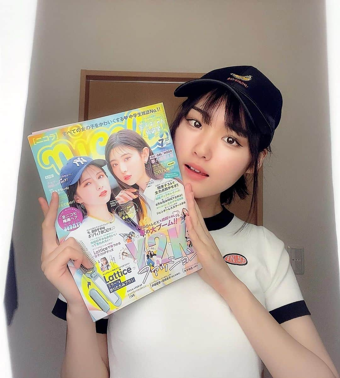 組橋星奈さんのインスタグラム写真 - (組橋星奈Instagram)「・ ・ ・ ・ ニコラ7月号発売中です！ 表紙は夏らしい爽やかな、かいあきの表紙です🫶🏻 付録は、【lattice  ミラーうき折りたたみブラシ⠀】 ・ 今月号は韓国がいっぱいの号なので韓国🇰🇷好きの子は要チェック(^^ 今流行りのY2Kファッションも盛りだくさんだよ🎶 ・ ・ ・ ・  #ニコラ  #nicola  #ニコラ7月号発売中  #ニコモ  #組橋星奈」6月4日 19時20分 - sena_kumihashi0716