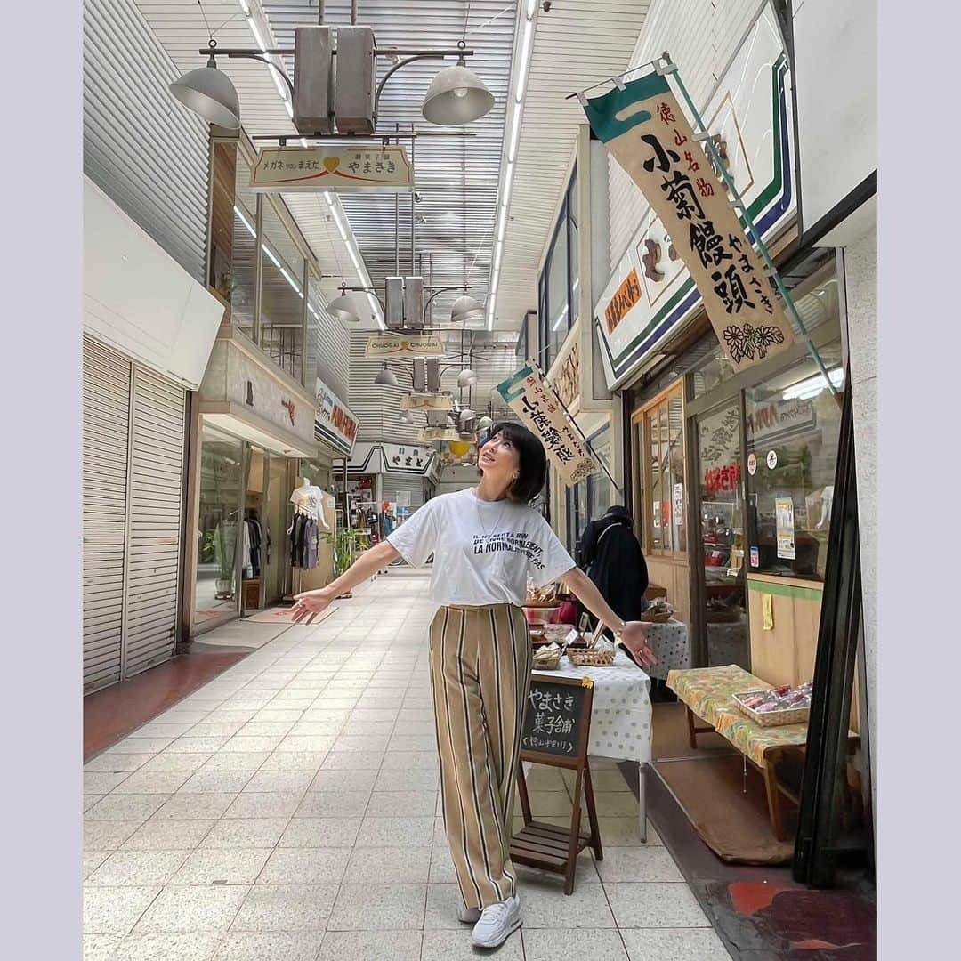 森高千里さんのインスタグラム写真 - (森高千里Instagram)「⁡ 森高千里「この街」TOUR 2020-22 6月4日 「山口 周南市文化会館」   空港に着いたら、空の色が鮮やかで気持ちいい〜！と思わず声が出ました〜。 温暖な気候の山口、ちょっと夏に近づいた感じです。   駅前の「中央街」レトロな雰囲気で懐かしい感じでした。 以前ツアーの時に行った、「周南市徳山動物園」、今回は行けなかったのですが、スタッフが撮ってきてくれたレッサーパンダの写真を見て本番前に癒されました。   ツアーもあと４会場になりました。 明日は、 「広島 三次市民ホールきりり 大ホール」です！   #chisatomoritaka #森高千里 #この街TOUR202022 #山口県周南市 #周南市文化会館 #昭月堂 の「#高級煎餅」「#昭月堂のせんべい」 #豆子郎 の「#生絹豆子郎」 #やまさき菓子舗 の「#サクサククッキー」「#生姜せんべい」 #赤鬼 の「#焼めん」  #企業組合ひとめぼれ の「#へたこ飯弁当」 #もみじや の「#マドレーヌ」 #シマヤ の「#だしの素」 #やまいもまつり有限会社 の「#じねんじょかりんとう」」6月4日 19時35分 - chisatomoritaka_official