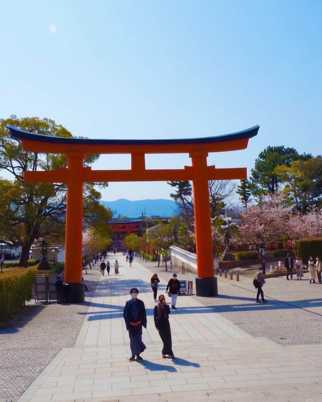 倖田來未さんのインスタグラム写真 - (倖田來未Instagram)「. 京都！！「カミオト」オフショット📸 ⁡ カミオトの生放送中にも出てきておりました、映像！！ 相席スタートの山添さん京都出身ということで、京都地元巡りロケに行ってたの見てもらえましたか？？？！ ⁡ 京都だけど、観光の方しか？！食べないスズメちゃんも食べてきました！ ⁡ いやーー この歳なっても初体験あるもんですな。笑 京都にお越しの方は是非！笑 ⁡ #カミオト #読売テレビ #オフショット #京都 #ロケ #伏見稲荷神社 #和傘 #相席スタート #山添 さん #kodakumi #倖田來未」6月4日 19時45分 - kodakumi_official