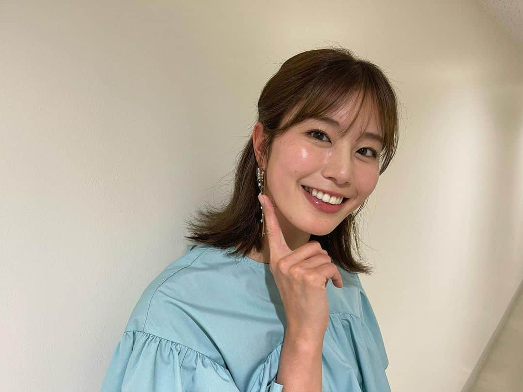 稲村亜美さんのインスタグラム写真 - (稲村亜美Instagram)「昨日は川崎競輪場でスポニチ杯のプレゼンターを務めさせていただきました💓🙏 雨も降ったり止んだり風も強く吹いたりと大変そうでしたが、最終レースまで開催できてよかったです😊 最後の表彰式も雨が降ってましたが、優勝された脇本選手おめでとうございます🙏🙏🙏🙏  衣装は  tops&skirt @verofonna accessory @naturali_jewelry shoes @randa_pic でした😍」6月4日 20時07分 - inamura_ami