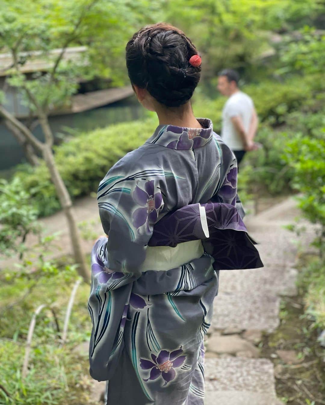 三浦瑠麗さんのインスタグラム写真 - (三浦瑠麗Instagram)「土曜の授業から帰ってきたら、浴衣を着せることになって、そのまま青山にお散歩に。 昼ごはんをしてから、根津美術館の庭を散策。 帰りはへとへとになったちびさんでした。」6月4日 20時43分 - lullymiura