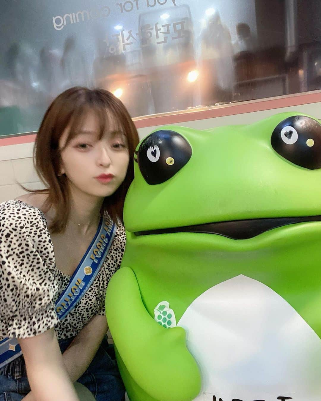 船木沙織（さおりん）さんのインスタグラム写真 - (船木沙織（さおりん）Instagram)「. . カエルは友達🐸 . . この前初めて糸リフトしたの！！！怖くてずっと出来なかったけど痛く無かった🥹 . . 効果はリフトアップ・小顔形成・フェイスラインVラインに形成・顔の脂肪を委縮・コラーゲンの生成だよ！最後の写真見て欲しいんだけど術後の違いが凄すぎるww . ありがとうございました✨ @dr_ando  @selectclinic」6月4日 21時21分 - funacky325