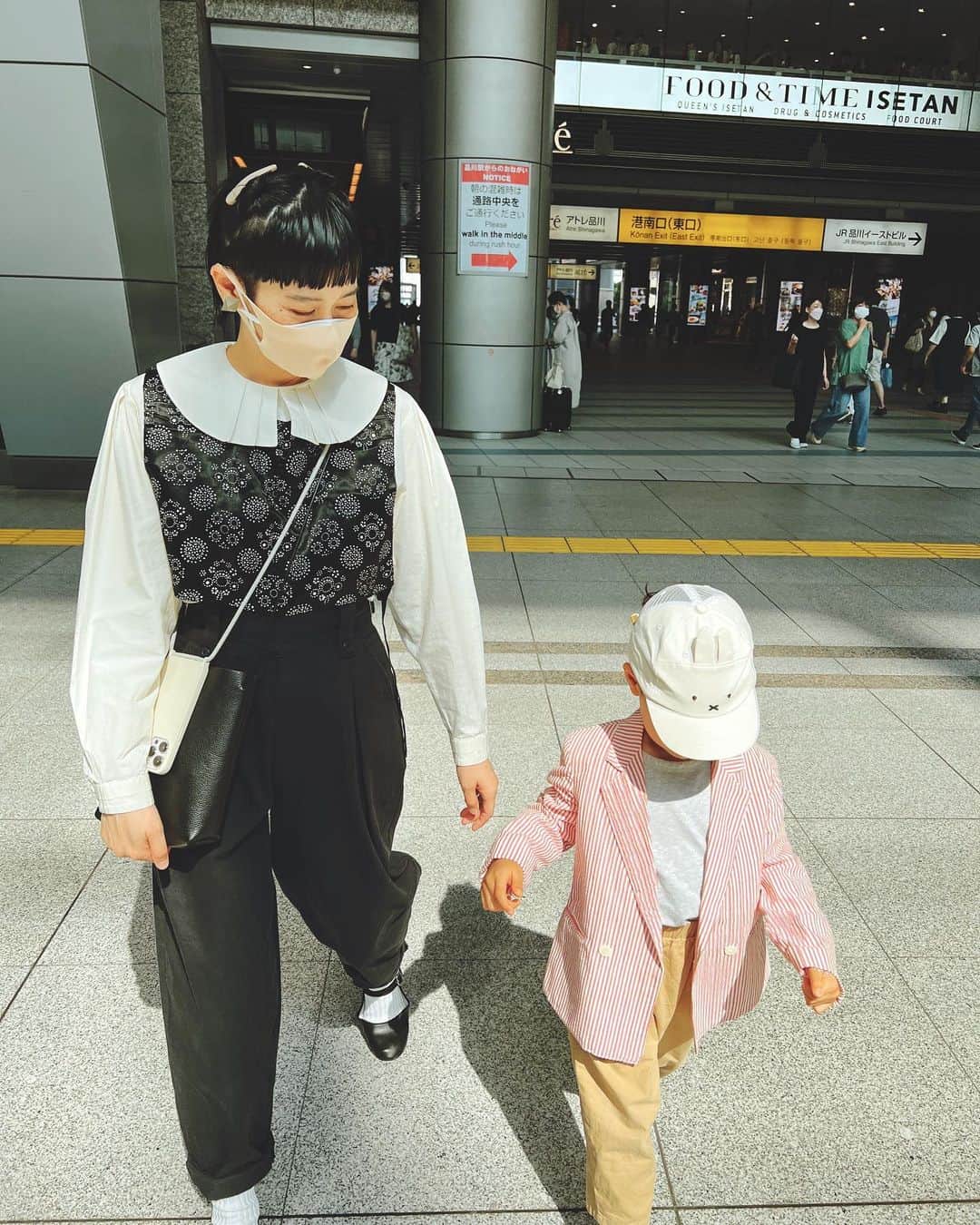 Chocolatさんのインスタグラム写真 - (ChocolatInstagram)「Chocolat & Akitoのスーツも仕立ててくれた友人のテーラー、信國太志くんが開催中の『1 INCH LOWER RIGHT SHOULDER』展に行ってきました。  品川からすぐの新馬場駅北口徒歩1分の場所にあるお寺、本照寺の境内にあるモダンなスペースは、すばらしく気のいい場所。美しい一点物スーツや貴重なヴィンテージの生地を見ながら、その場で服のオーダーもできる素敵な空間でした。  展示は明日6/5（日）が最終日。11時から19時までやってますので、興味ある方にはぜひおすすめいたします。 ①③ 『1 INCH LOWER RIGHT SHOULDER』展にて。 ② かくれんぼ中🥰 ④ 信國太志くん @taishinobukuni と🥷 ⑥ 従姉妹からの誕生日プレゼント🎁 ⑦⑧ 信國くんが作ってくれたスーツ🤡👶🏻👦🏼👦🏼 ⑨ フィッティング風景。若いわれわれ🥹」6月4日 21時35分 - chocolatandakito