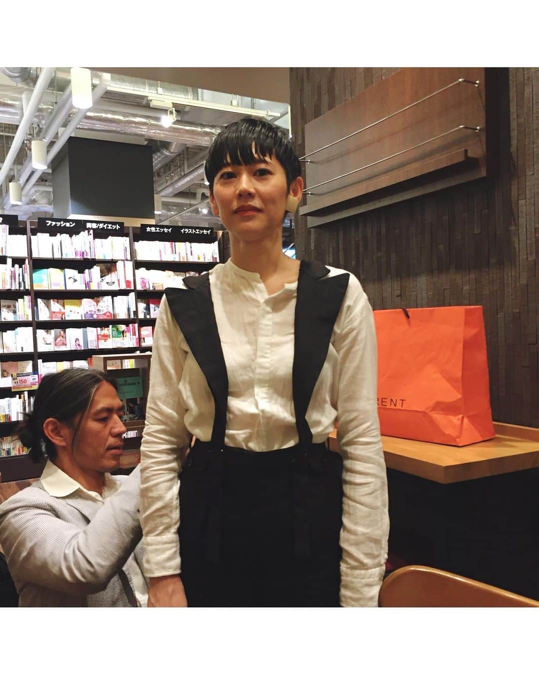 Chocolatさんのインスタグラム写真 - (ChocolatInstagram)「Chocolat & Akitoのスーツも仕立ててくれた友人のテーラー、信國太志くんが開催中の『1 INCH LOWER RIGHT SHOULDER』展に行ってきました。  品川からすぐの新馬場駅北口徒歩1分の場所にあるお寺、本照寺の境内にあるモダンなスペースは、すばらしく気のいい場所。美しい一点物スーツや貴重なヴィンテージの生地を見ながら、その場で服のオーダーもできる素敵な空間でした。  展示は明日6/5（日）が最終日。11時から19時までやってますので、興味ある方にはぜひおすすめいたします。 ①③ 『1 INCH LOWER RIGHT SHOULDER』展にて。 ② かくれんぼ中🥰 ④ 信國太志くん @taishinobukuni と🥷 ⑥ 従姉妹からの誕生日プレゼント🎁 ⑦⑧ 信國くんが作ってくれたスーツ🤡👶🏻👦🏼👦🏼 ⑨ フィッティング風景。若いわれわれ🥹」6月4日 21時35分 - chocolatandakito