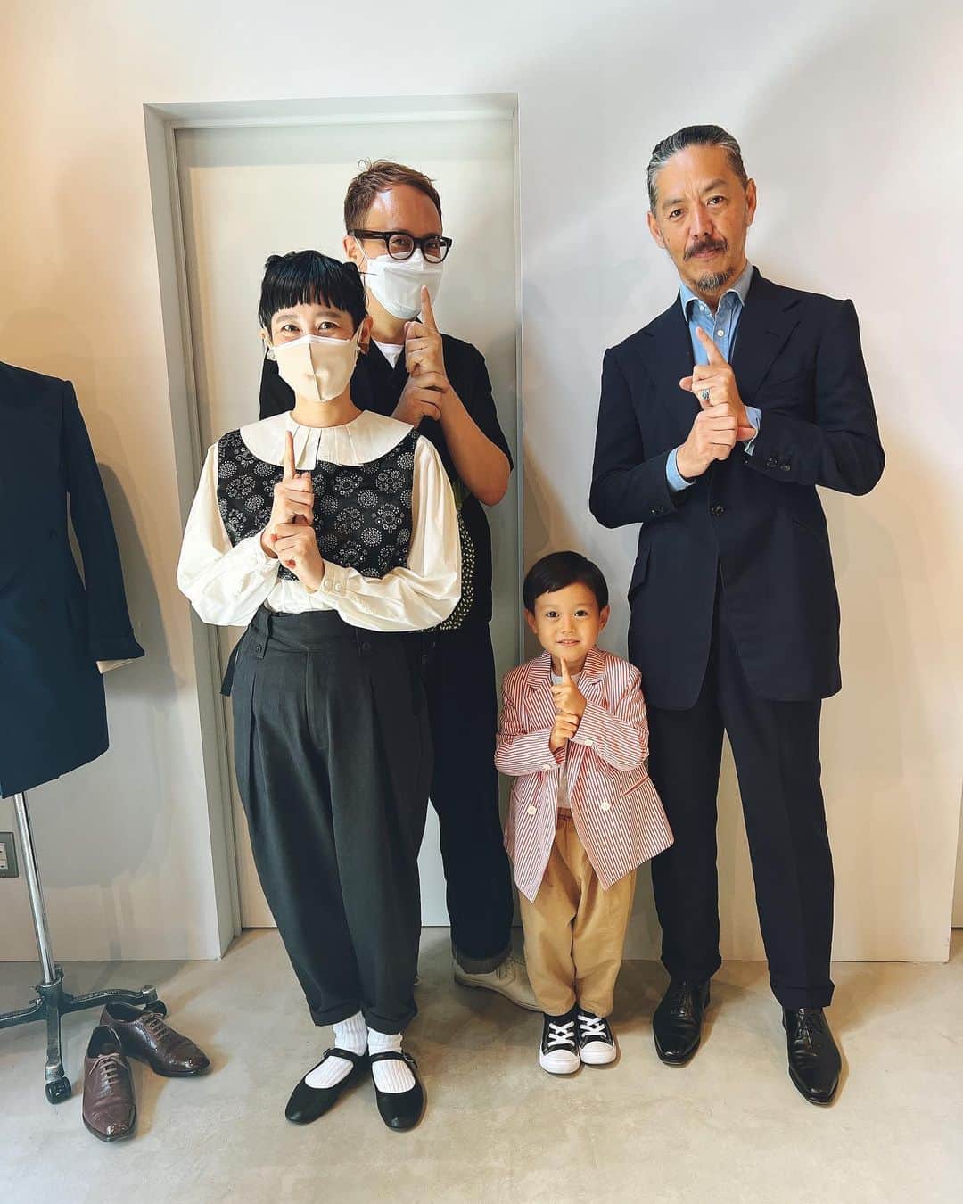 Chocolatさんのインスタグラム写真 - (ChocolatInstagram)「Chocolat & Akitoのスーツも仕立ててくれた友人のテーラー、信國太志くんが開催中の『1 INCH LOWER RIGHT SHOULDER』展に行ってきました。  品川からすぐの新馬場駅北口徒歩1分の場所にあるお寺、本照寺の境内にあるモダンなスペースは、すばらしく気のいい場所。美しい一点物スーツや貴重なヴィンテージの生地を見ながら、その場で服のオーダーもできる素敵な空間でした。  展示は明日6/5（日）が最終日。11時から19時までやってますので、興味ある方にはぜひおすすめいたします。 ①③ 『1 INCH LOWER RIGHT SHOULDER』展にて。 ② かくれんぼ中🥰 ④ 信國太志くん @taishinobukuni と🥷 ⑥ 従姉妹からの誕生日プレゼント🎁 ⑦⑧ 信國くんが作ってくれたスーツ🤡👶🏻👦🏼👦🏼 ⑨ フィッティング風景。若いわれわれ🥹」6月4日 21時35分 - chocolatandakito