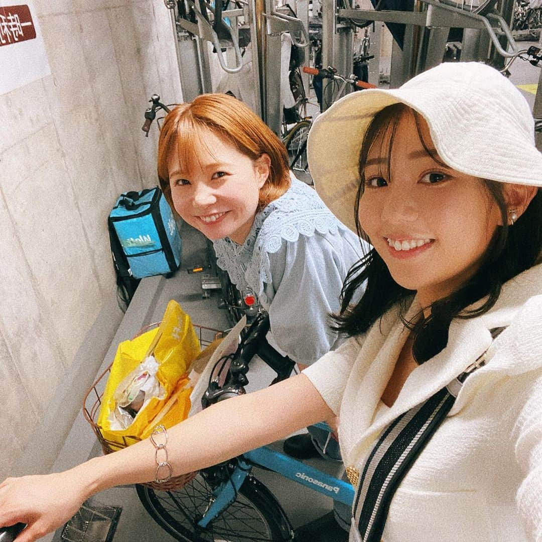 真奈さんのインスタグラム写真 - (真奈Instagram)「チャリ友できたね🚴‍♀️ (カゴの中は今日のロフト展示会で 頂いたコスメたちがたくさん🤣)  まいまいとカラオケは もう定番です今日も平和です🕊  #ロフトコスメ　#チャリで来た」6月4日 21時37分 - manatmnt0116