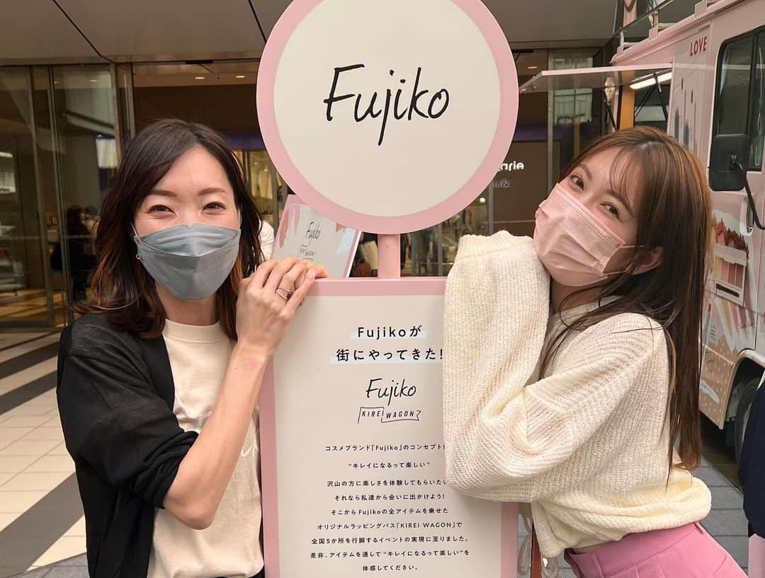 吉田朱里さんのインスタグラム写真 - (吉田朱里Instagram)「今日はお仕事終わってから@bidol_official の 姉妹ブランド @fujiko_brand の 移動型POP UP KIREI WAGON が渋谷ヒカリエの前にきてたので行ってきたよ〜🌷🌷🌷 . 超可愛いギャル車が めっちゃ目立ってた🌸🌸 限定色もあって超可愛いかったよー🤍🤍 . 明日まで渋谷ヒカリエにはいるみたいで、全国6カ所を回るんだって〜！！ . B IDOLでお世話になってる カナラボの社長のかなさんと写真撮った💗 . かなさんもカナラボの社員のみなさんもB IDOLチームも みんなマインドギャルで、可愛いとか綺麗になることも仕事もプライベートみんな全力で楽しんでて、本当に楽しい会社💖💖 . B IDOLは絶対カナさんのもとでじゃないと作れてない！！ . 私の発想を全部形にしてくれて、さらにキラキラさせてくれるんです🥹💖 . 私もカナさんみたいな大人に なりたいって思うくらい尊敬してます💗💗 . 今日もだれよりも楽しんでて可愛かった💞笑 . B IDOLもイベント計画中なので楽しみにしててねー💗 . 6/25.26には大阪にも来るみたいだよ〜💖 私もまた行こー💗笑」6月4日 22時38分 - _yoshida_akari