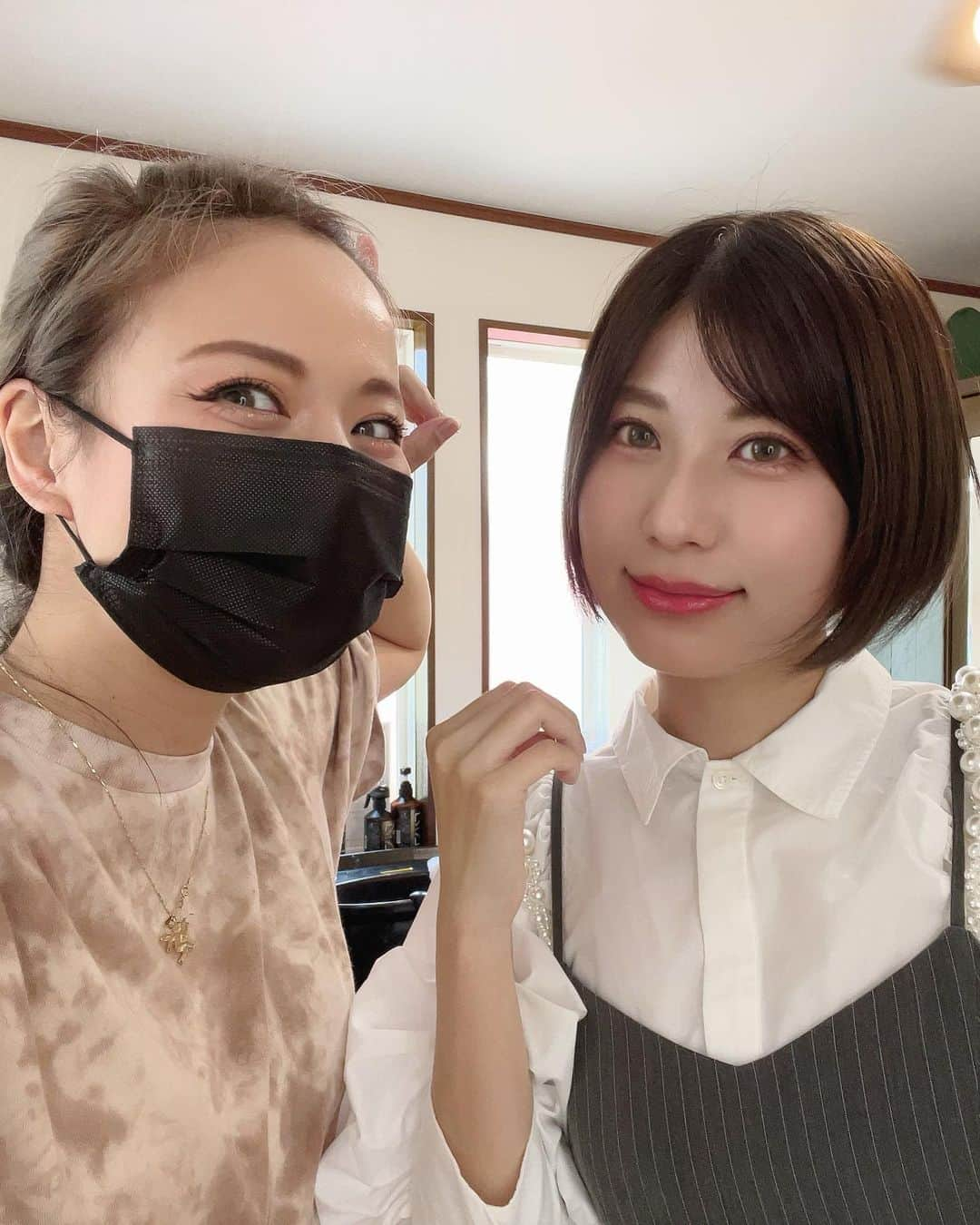 天野麻菜さんのインスタグラム写真 - (天野麻菜Instagram)「髪を耳にかけるべきか、かけないべきか悩んでる顔。 髪切りました。伸びてたしモサモサしてたからさっぱりしました。 髪色も色抜けて明るかったから暗めに戻しました。  まだ前髪の正解が見つからないけど、これが限りなく正解に近い気がする。  🍎  #天野を置いておきます #美容院 #サロン #ヘアカット #美容師 #Tommy #個人サロン #ショートカット #ショートカット女子 #モデル #天野麻菜 #可愛くなったかな #髪切ったよ」6月4日 23時08分 - akaringo_mana