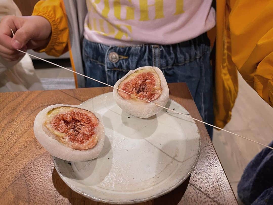 原田沙奈子さんのインスタグラム写真 - (原田沙奈子Instagram)「みんなが来てくれるから張り切りながら、めちゃくちゃ楽しんでお料理した。 子供と大人が愉しめるテーブルを目指して。  メニューは、  唐揚げ ミルフィーユかつ（大葉チーズ入りとノーマルの2種） 茄子とパプリカの焼き浸し 砂肝ネギ炒め ゴーヤチャンプル ケールチップス ポテサラ（パルメザンチーズカレー味） だし巻き卵 らっきょうと茗荷の和物 きゅうり塩昆布 エビといんげんと筍ソテー 蒸野菜（コーン、ブロッコリー、にんじん） 土鍋ご飯（塩昆布と明太子がお供）  揚げ物はどうしても顔見てから揚げたい派なんだけど。 今回は唐揚げの仕込み量が多くて（張り切りすぎ）時間費やしちゃったけど、あっくんの卓越したサポート力のおかげで途中からスムーズにいった！から、実はずっと感謝してる🫶  （ちなみに、ワインも買いにいってくれたし、帰りに宴用の大量お菓子と弁才天の大福を今日みんなで食べよ！と買ってきてくれたし。涙）  大福を紐で切るの、子供たちも楽しんでくれて良かった☺️  昔からの気の知れた仲間とこうしてテーブルを囲める時間が私にはとても有難くて。 みんなにホント元気もらえるんだよなぁ…楽しくて仕方なかった。  かずえ親子♡めぐファミリー いつも本当にありがとう。  @kazuemiyamoto  @i_pilates_tokyo  @koheiadachi   #おうちごはん#土鍋ごはん#おもてなし料理  #サナコ_お料理」6月5日 9時51分 - sanakoharada