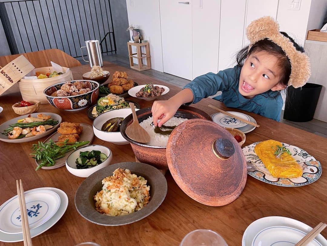 原田沙奈子さんのインスタグラム写真 - (原田沙奈子Instagram)「みんなが来てくれるから張り切りながら、めちゃくちゃ楽しんでお料理した。 子供と大人が愉しめるテーブルを目指して。  メニューは、  唐揚げ ミルフィーユかつ（大葉チーズ入りとノーマルの2種） 茄子とパプリカの焼き浸し 砂肝ネギ炒め ゴーヤチャンプル ケールチップス ポテサラ（パルメザンチーズカレー味） だし巻き卵 らっきょうと茗荷の和物 きゅうり塩昆布 エビといんげんと筍ソテー 蒸野菜（コーン、ブロッコリー、にんじん） 土鍋ご飯（塩昆布と明太子がお供）  揚げ物はどうしても顔見てから揚げたい派なんだけど。 今回は唐揚げの仕込み量が多くて（張り切りすぎ）時間費やしちゃったけど、あっくんの卓越したサポート力のおかげで途中からスムーズにいった！から、実はずっと感謝してる🫶  （ちなみに、ワインも買いにいってくれたし、帰りに宴用の大量お菓子と弁才天の大福を今日みんなで食べよ！と買ってきてくれたし。涙）  大福を紐で切るの、子供たちも楽しんでくれて良かった☺️  昔からの気の知れた仲間とこうしてテーブルを囲める時間が私にはとても有難くて。 みんなにホント元気もらえるんだよなぁ…楽しくて仕方なかった。  かずえ親子♡めぐファミリー いつも本当にありがとう。  @kazuemiyamoto  @i_pilates_tokyo  @koheiadachi   #おうちごはん#土鍋ごはん#おもてなし料理  #サナコ_お料理」6月5日 9時51分 - sanakoharada