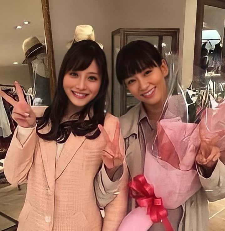 石原さとみ　ファンアカウントさんのインスタグラム写真 - (石原さとみ　ファンアカウントInstagram)「石原さとみさんと水川あさみさんのツーショット集です！ #石原さとみ さん #水川あさみ　さん #失恋ショコラティエ #オフショット #ツーショット #ドラマ #前髪あり #ヘアアレンジ #笑顔 #可愛い」6月5日 10時24分 - ishihara_satomi719