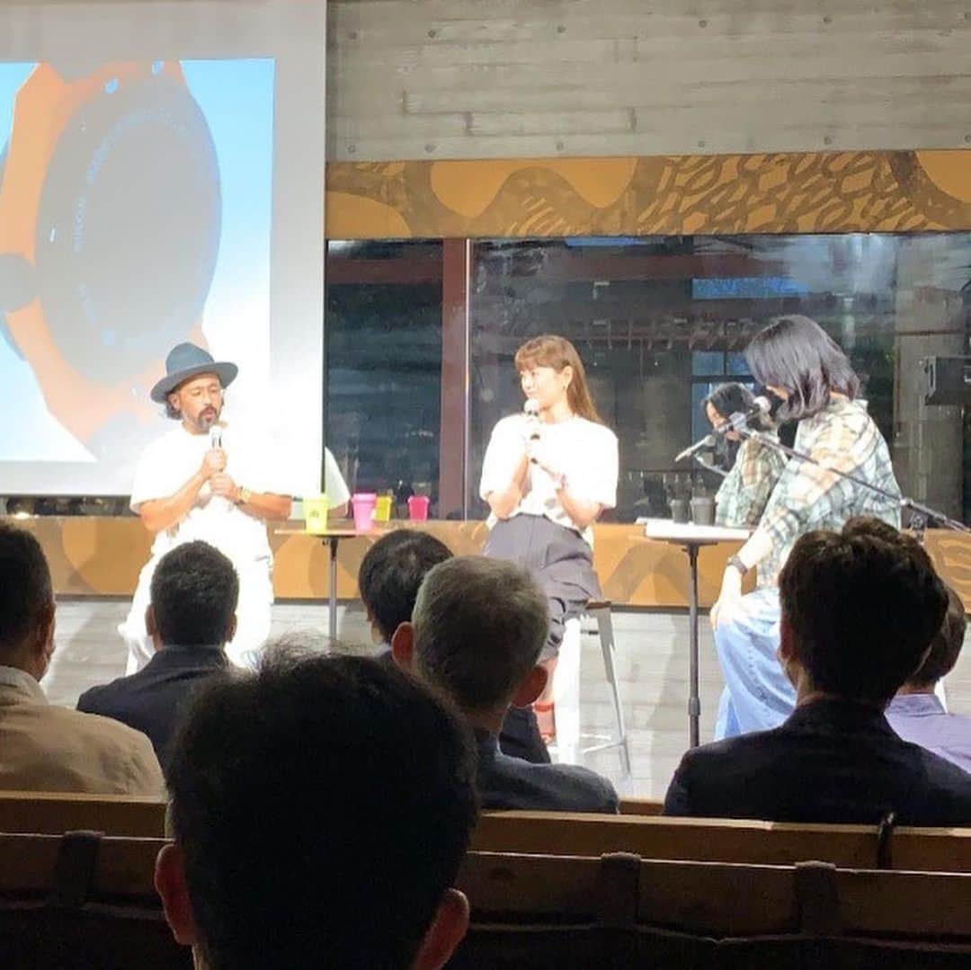 中林美和さんのインスタグラム写真 - (中林美和Instagram)「AIKON # tide × WWD Japanの トークショーに登壇させていただきました。 「大好きな海、便利で快適な生活と地球について考える」 について、 私もMAROAで地球環境に取り組んでいることなどを お話しさせてもらいました。 (MAROAでは去年からボトルを バイオマスプラスティックに変えたり、 梱包資材やショッピングバッグなども再生紙を使っています。)  WWD サステナビリティ・ディレクターの向さんと、 旅する八百屋・青果ミコト屋の鉄平さんと。 それぞれの持ち場で、それぞれが出来る事をする。 シンプルだけどとても大切なこと。 矛盾に向き合ったり、試練や課題もたくさんあるけれど、 これからもずっと取り組んでいかなければならない事。 お二人とセッションして改めて勉強になったし、 とても有意義な時間でした！  そして @mauricelacroixjapan のAIKON # tide は 海洋プラスチックごみを アップサイクルして作られた時計なの！ 1本の時計に、 17本のペットボトルがリサイクルされているそう♻️ すごい！！！ この時計を選んだら、海を綺麗にしていることに繋がる。 なんて素晴らしいんだろう！ すごく共感したので、今回お仕事をさせてもらえて 本当に嬉しかったです☺️  池袋EAT GOOD PLACEにてPOP UP STOREが 6月7日まで開催中。 @mauricelacroixjapan をフォローすると 会場でミコトヤさんのアイスクリームがもらえちゃう。 お野菜から作られたアイスが美味しかったなあ！ 皆さんも是非足を運んでみてください！ 一人でも多くの方にこの思いが届きますように😊  @mauricelacroixjapan#AIKONtide#モーリスラクロア」6月5日 11時31分 - miwanakabayashi