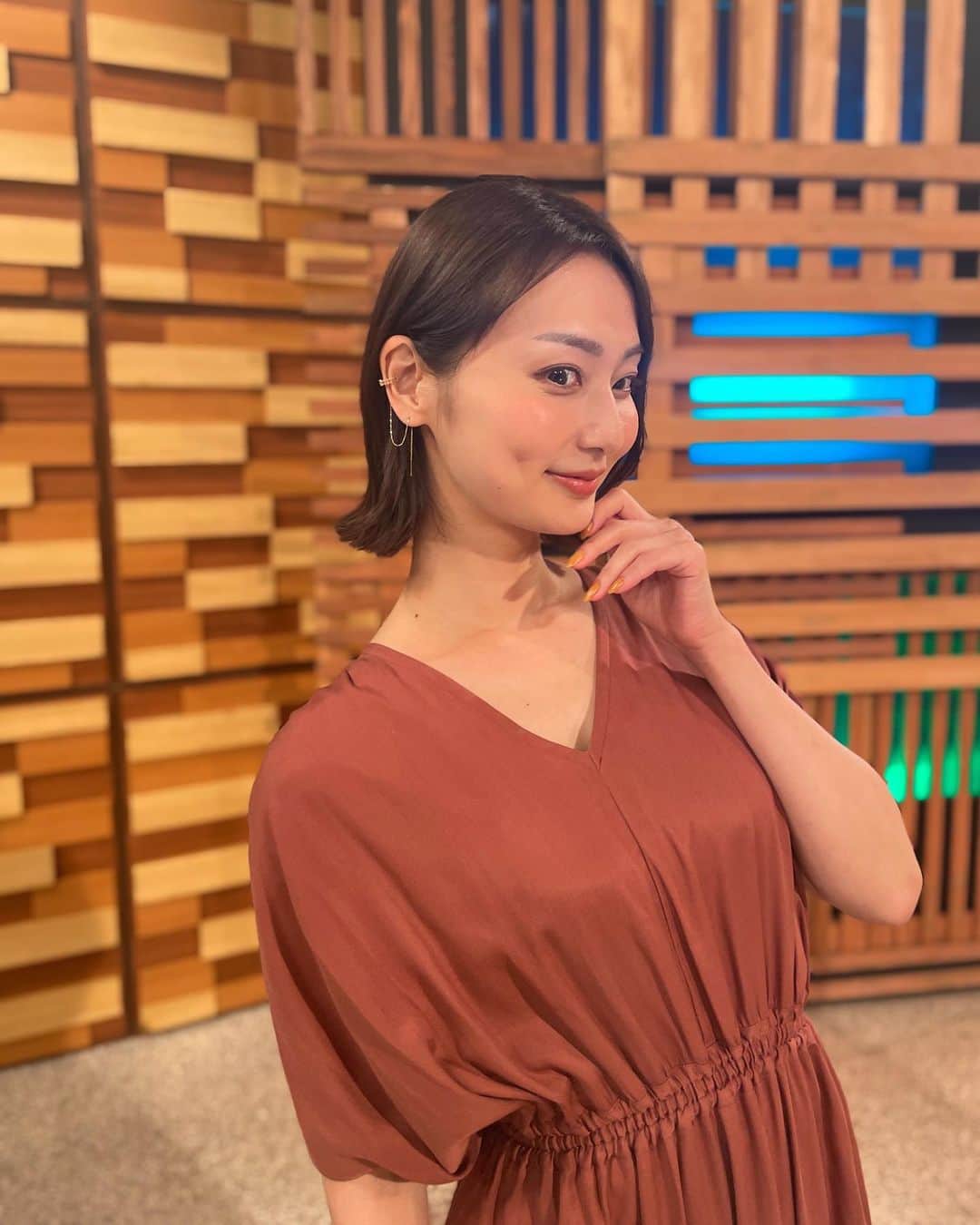 本間智恵さんのインスタグラム写真 - (本間智恵Instagram)「⁡ 今日18:00からはBS朝日「激論！クロスファイア」放送です！ 今回はウクライナ侵攻の行方とロシアの国内情勢などについて考えます。 ⁡ MC 田原総一朗、本間智恵 ゲスト 畔蒜泰助　笹川平和財団 主任研究員 廣瀬陽子　慶應義塾大学 教授 (敬称略) ⁡ #ootd #Dress ... #PANORMO #Earing ... #OSEWAYA ⁡ ワンピースのレンガ色、よく選ぶ好きな色☺️ ⁡ #テレビ朝日 #アナウンサー #本間智恵 #激論クロスファイア #gekiron #BS朝日 #衣装 #アナウンサー衣装 #PANO_OP_031 #チェーンイヤーカフ #夏コーデ」6月5日 11時36分 - chiehonma