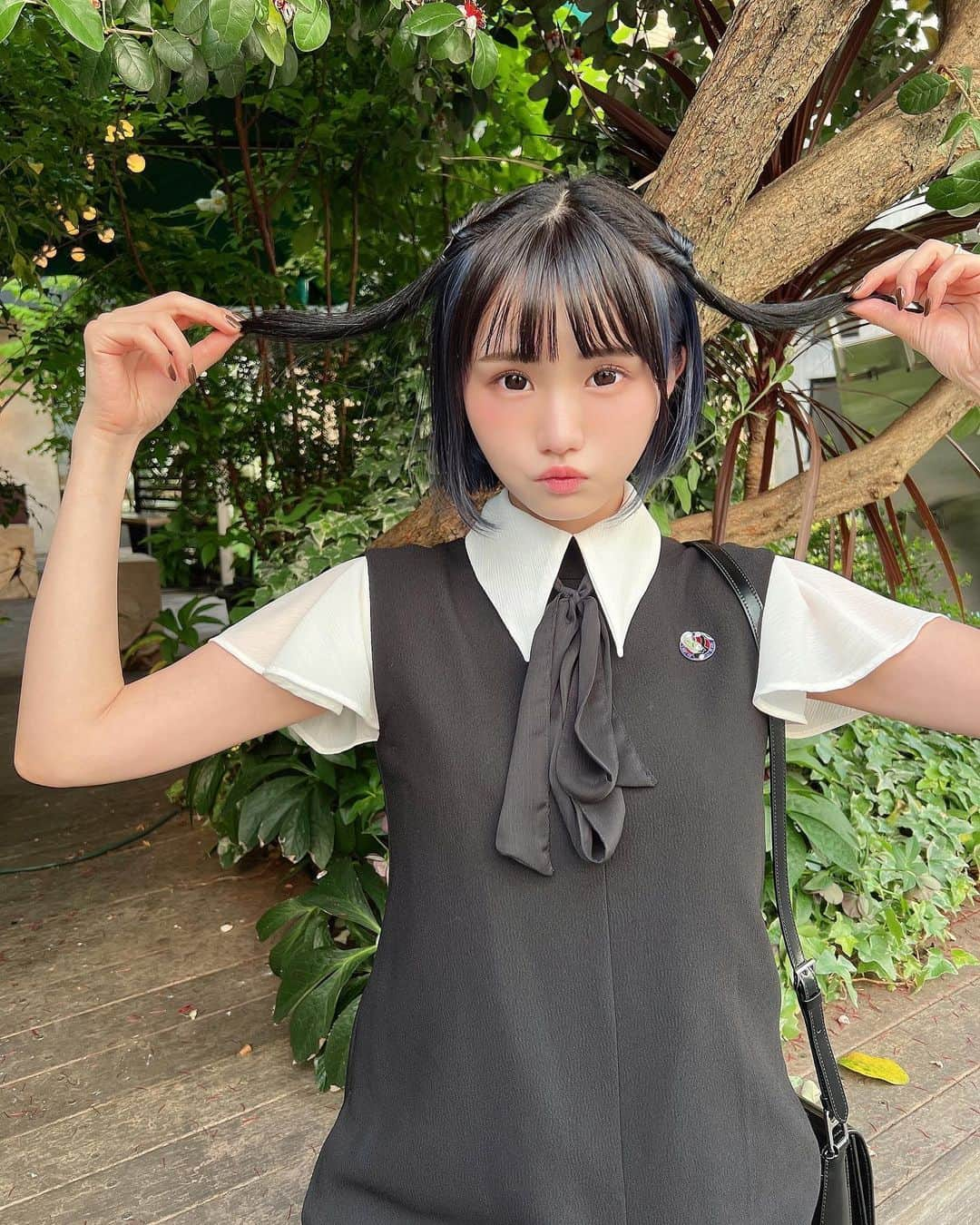 みもれもんさんのインスタグラム写真 - (みもれもんInstagram)「There is an ice house near my house that sells shaved ice only during the hot season, but recently it was hot and children lined up to buy shaved ice 🍧🧊🌈 Eat shaved ice 🤤🍧  帰り道　氷室に並ぶ　子供たち👧  お家の近くに暑い時期だけかき氷を 売ってる氷室があるんだけど、 最近暑くて子供達がかき氷を 買うために並んでたよ🍧🧊🌈  かき氷食いてぇ🤤🍧  #みもれもん #Mimolemon #インスタグラビア #黒髪 #ボブ #ハイトーン#インナーカラー #日本女孩 #Japanesegirl #japan #asiangirl  #tokyo #opensea #NFT #表参道 #omotesando」6月5日 11時58分 - mimore_mon0929