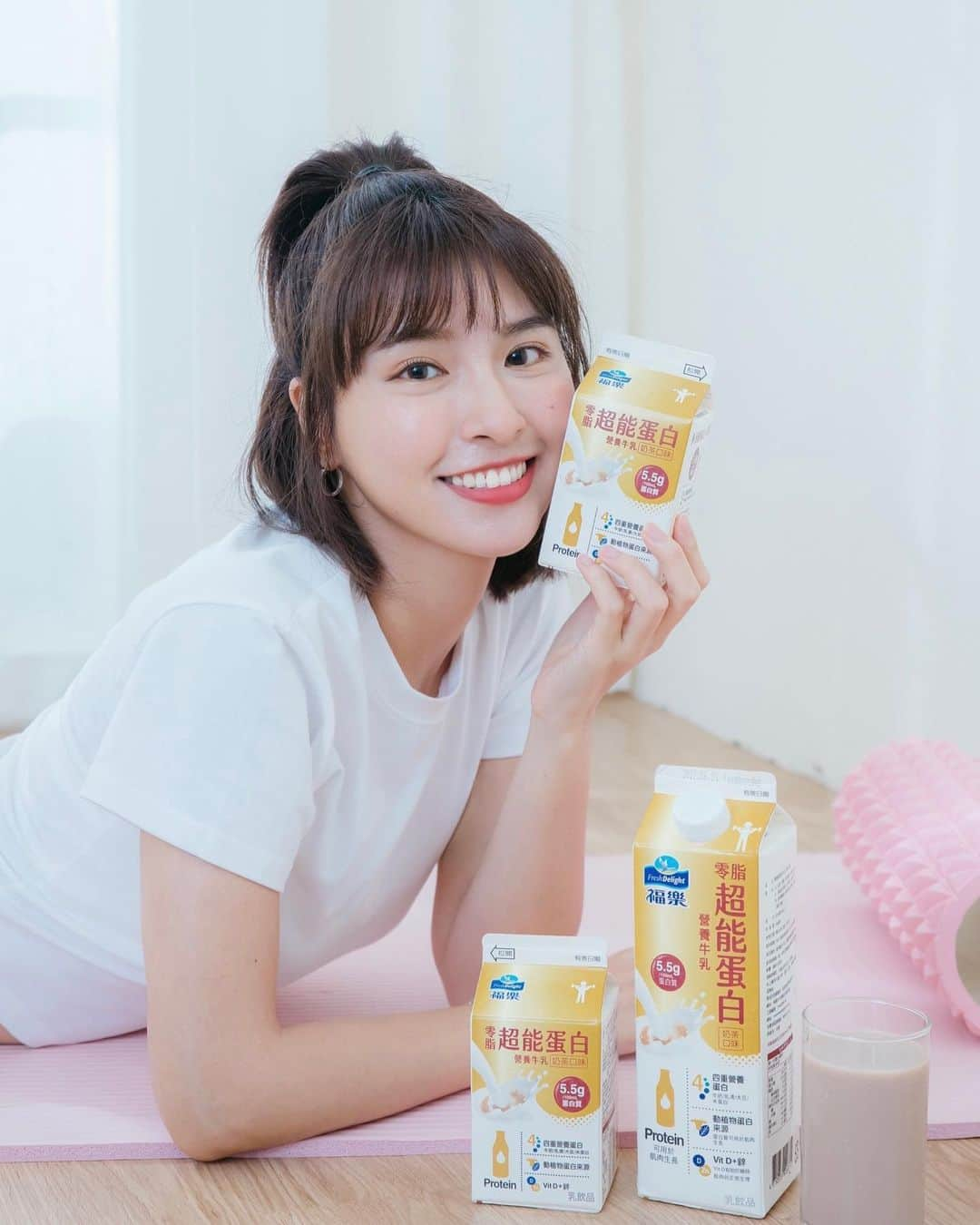 峮峮さんのインスタグラム写真 - (峮峮Instagram)「補給時間🥛🥛🥛💭  健身族、外食族又有新選擇啦✨ 福樂新推出的超能蛋白牛乳-奶茶口味- 每100ml富含5.5克蛋白質 在全家、各大量販及超市都有販售 讓你在忙碌之中、運動前後都能隨時輕鬆補充所需的蛋白質營養⟡  而且同時就可攝取4種多元蛋白質 (牛奶蛋白、乳清蛋白、大豆蛋白、米蛋白) 零脂肪、無負擔，增肌減脂人的必備單品🫶🏼🫶🏼 真的超好喝🤤🤤🤤 沒有一般高蛋白的味道 喝起來和我最愛的奶茶一樣 我帶兩大瓶回家兩天就喝光光哩( ˶  𖥦 ˵ ) 推薦大家一起加入超能蛋白牛乳人行列🤎🤎  ⋆͛📢⋆販售資訊 〰♡ 🏷全家、各大量販及超市都有販售 🏷全家6/1-6/28嚐鮮價$32、兩件$59(๑'ڡ'๑)୨  @freshdelightfulllove  #福樂 #超能蛋白牛乳 #蛋白質 #零脂肪 #健身」6月5日 12時03分 - qun_04