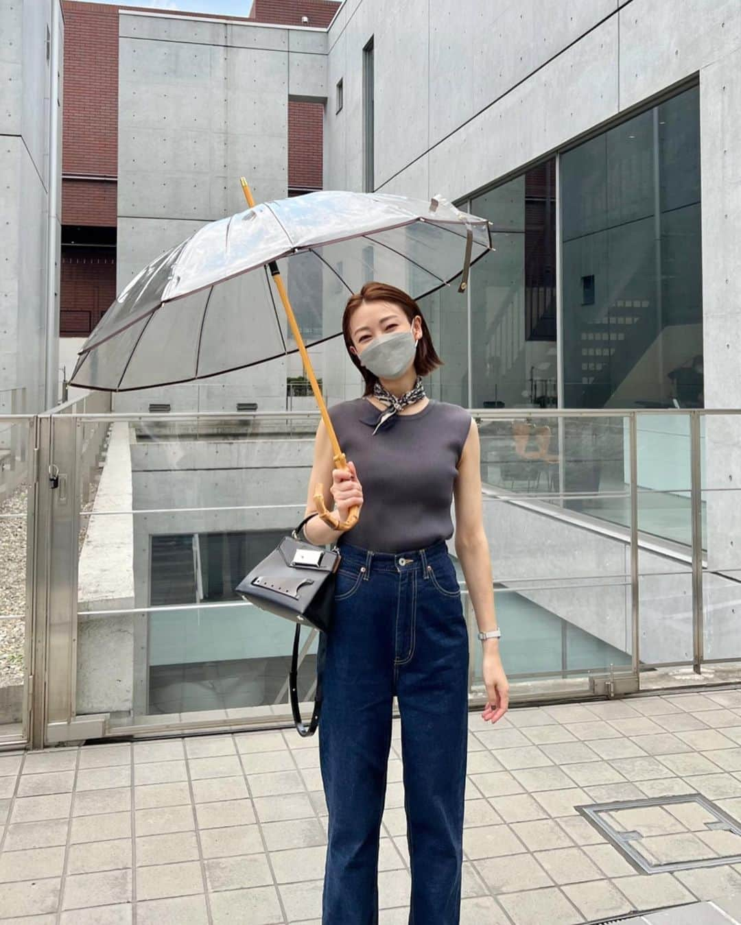 金子麻貴さんのインスタグラム写真 - (金子麻貴Instagram)「この前の雷雨の日☂️  午前中はすごい晴れてたから傘持っていくか迷ったけどちゃんと持っていって良かった。  @traditionalweatherwear のクリアバンブー開いたところ見たいとリクエスト頂いていたので。遅くなりましたが🙏💕  #fashion#traditionalweatherwear#mm6#regleam#nagonstans#dior#傘#雨の日コーデ#梅雨コーデ#トラディショナルウェザーウェア#スカーフアレンジ#ミッツァ#ママコーデ」6月5日 12時26分 - mtmmaki