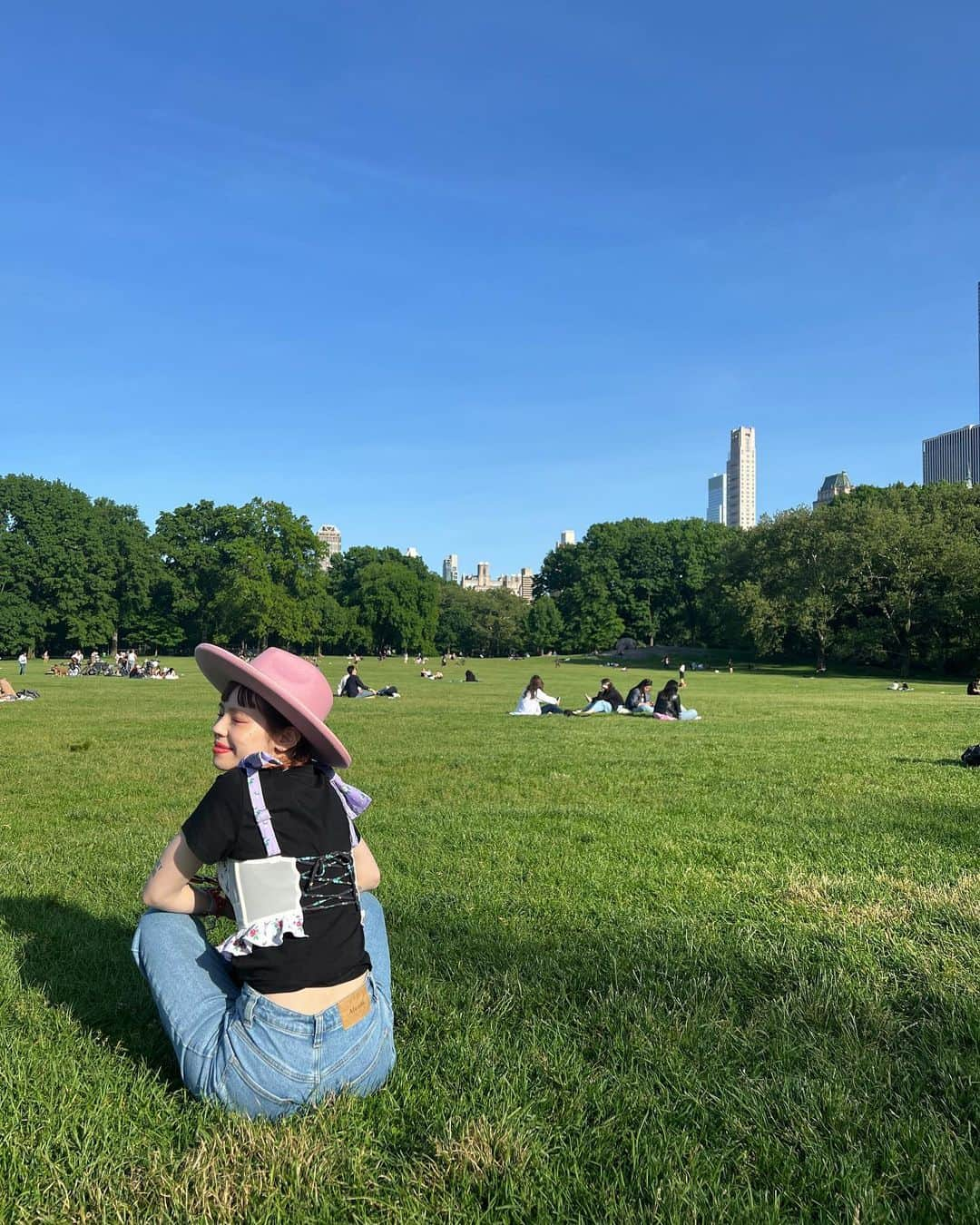 瀬戸あゆみさんのインスタグラム写真 - (瀬戸あゆみInstagram)「Central Park🌳🕊 NYがすきな理由のひとつに、このセントラルパークがある。ってくらいすきな場所。  @dear_sisterhood のパックTEEの上に @pameopose の水着を重ねて着てます。 アクセサリーもDSH♥️  かわいいピンクのカウボーイハットは、NYに着いてからすぐ、おそろいだいすきな @princessmei と買いました💕🤠 #ayumi_journey #ayumi_outfit  #dearsisterhood  #pameopose  #ny #centralpark」6月5日 12時44分 - setoayumi