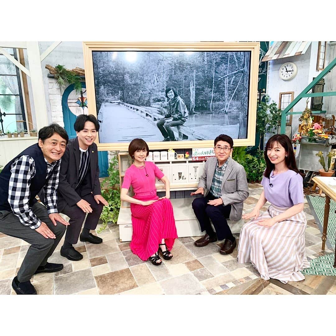 松本伊代さんのインスタグラム写真 - (松本伊代Instagram)「東海テレビ 「スイッチ」  いつもご一緒している 高井さん。 上高地で 19歳の時の写真だそうです！  髪も長くて 時代を感じる素敵なお写真😍かっくぃー。 そして 皆んなで同じポーズ〜  高井さんと私は座らせてもらいましたが、 他のみんなは 空気椅子🤣 すごーーー！  座らせてくれてありがとう〜😆😍  そして夜の 中部電力未来タワー とっても綺麗で ミズべヒロバも ミストとライトの演出が 心癒されて〜 デートにもピッタリ❤️ 芝生広場もあって お店もたくさんあって おしゃれだったなぁー。 また行こう。  #東海テレビ #スイッチ #愛知楽しい #Hisaya-odori Park #中部電力未来タワー  お衣装 #emiriawiz  #高井一 #吉田ジョージ #速水里彩アナウンサー #前田輝アナウンサー #松本伊代 #iyomatsumoto」6月5日 16時03分 - iyo14_official