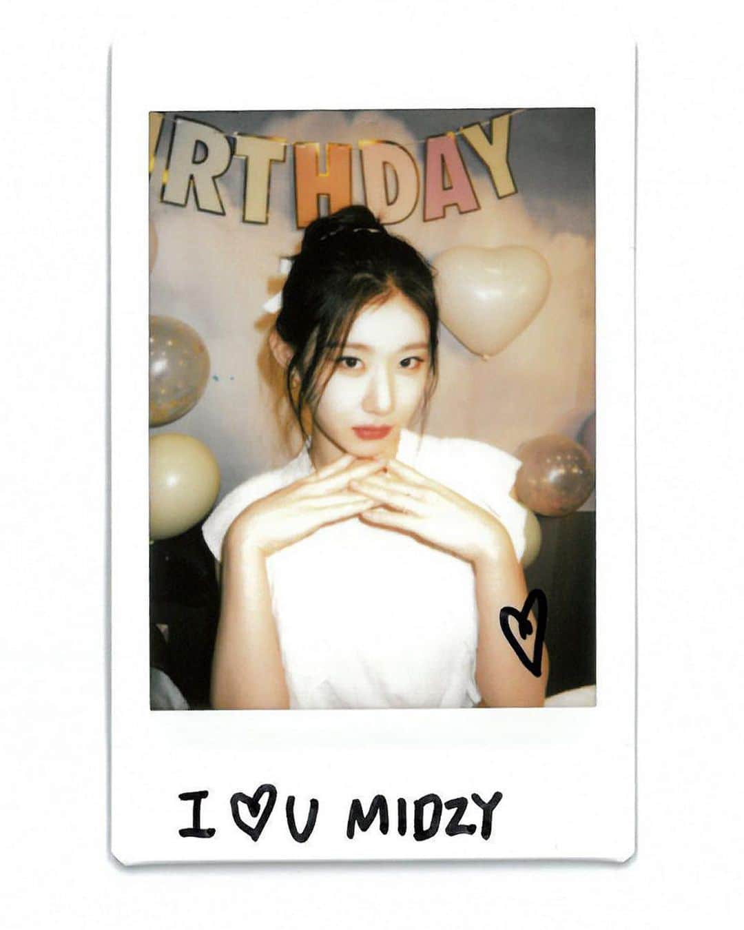 ITZYさんのインスタグラム写真 - (ITZYInstagram)「🎂Happy Chaengel Day🎂  #ITZY #MIDZY #생일자_채령나간다_길좀따까죠 #HappyChaeryeongDay #SunshineCHAERYEONGDay #채령 #CHAERYEONG」6月5日 17時17分 - itzy.all.in.us