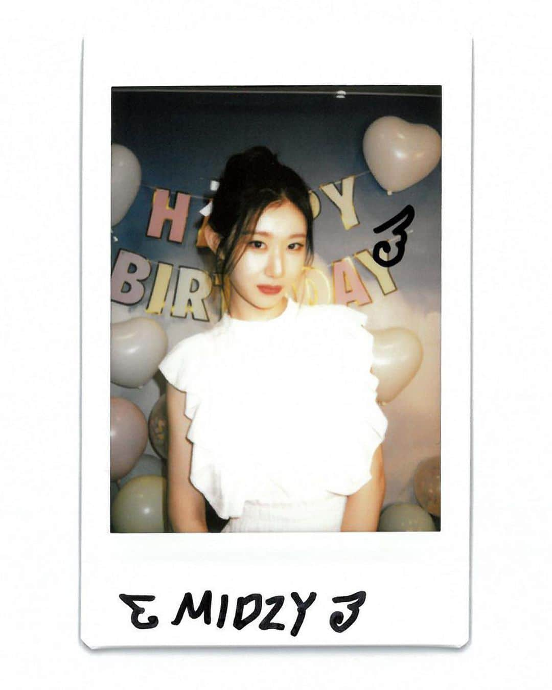 ITZYさんのインスタグラム写真 - (ITZYInstagram)「🎂Happy Chaengel Day🎂  #ITZY #MIDZY #생일자_채령나간다_길좀따까죠 #HappyChaeryeongDay #SunshineCHAERYEONGDay #채령 #CHAERYEONG」6月5日 17時17分 - itzy.all.in.us