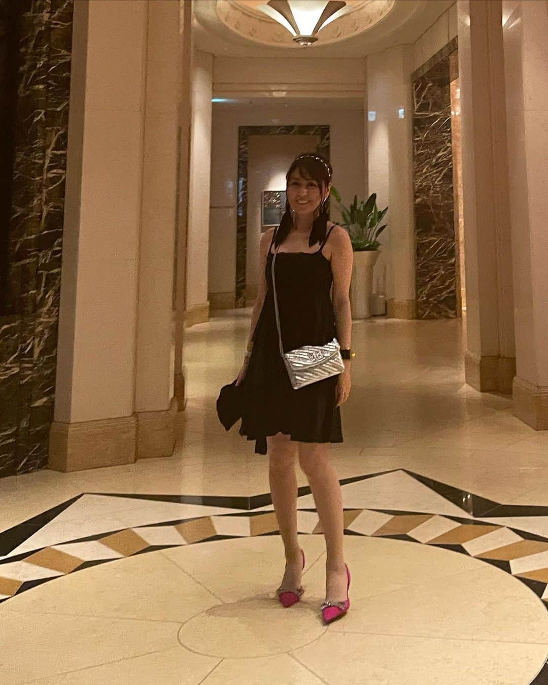 ikuさんのインスタグラム写真 - (ikuInstagram)「こんばんは♡ おつかれさま♡ ・ ユリの前で💕着いた日はピンクだったのに次の日は白のユリに変わってたよ🤍 ショッキングピンクのZARAのミュールはリボン🎀も付いてて可愛いです✨✨ ワンピースはTheoryだけどかなり前の物、気に入ると捨てられない😂 いつもベイコート行く時は一緒のちかさんと今回も👩‍❤️‍💋‍👩いつもありがとう❤️  @chiichii0819  ・  shoes  @ZARA  new✨ onepiece  @theory__  bag  @balenciaga  ・ #東京ベイコート倶楽部#ベイコート#東京旅行#東京グルメ#お台場#国内旅行#アラフィフ#アラフィフコーデ#大人女子#旅行#国内旅行#いつもありがとう」6月5日 17時51分 - cheriee515
