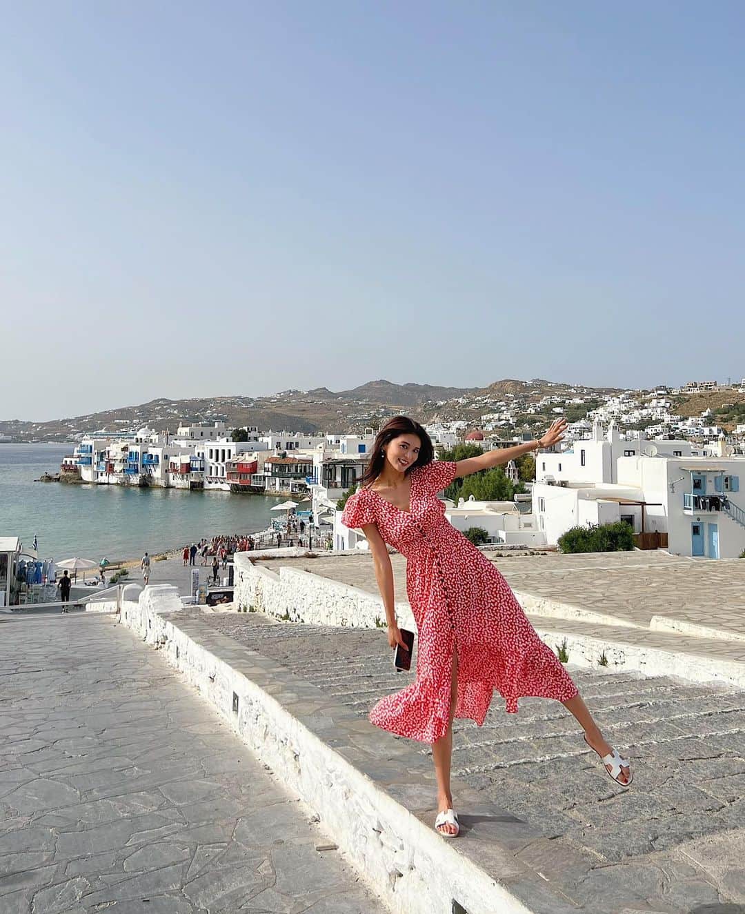 東野佑美さんのインスタグラム写真 - (東野佑美Instagram)「📍ミコノス島  アテネからのフライトは一瞬だったのだけど スーツケースが壊れて出てきたの🥹✈️  ミコノスに着いて一番初めにしたことは 新しいスーツケース探しでした😂 でも無事に買えて良かった🥹  これも旅の思い出ですね🤣🫶  #海外旅行 #ヨーロッパ周遊 #ギリシャ #ミコノス島」6月5日 18時04分 - yumi.higashino