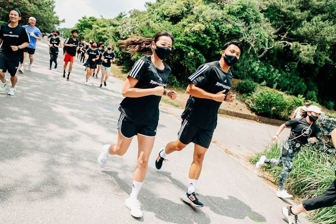 坂口佳穂さんのインスタグラム写真 - (坂口佳穂Instagram)「RUN FOR THE OCEANS SUMMIT に参加してきました🌊 みんなで走ったり、ビーチプロギングや、トレーニングや、ビーチヨガ、ビーチバレー、ビーチクリーンをしたり。 海のためにみんなで身体を動かしながら、楽しむ！ 写真から見てわかるようにとても楽しかったのです✨ 久しぶりのビーチも最高に気持ちよかった〜〜  参加者皆さんの環境問題に対しての意識や身体を動かす意識の高さもとても刺激をもらいました！！  Thank you for  @adidastokyo   #parley #runfortheoceans #adidasrunners #AR」6月5日 18時32分 - s_ka_ho