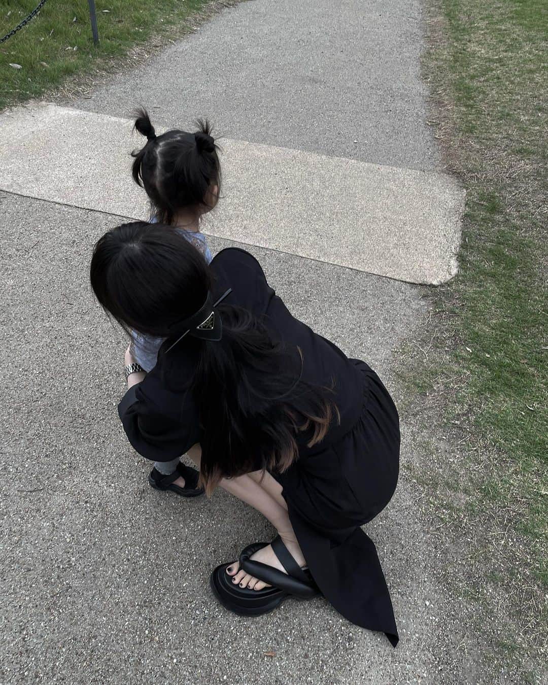中村くるみさんのインスタグラム写真 - (中村くるみInstagram)「母と3人でෆ  2.3年前に買ってたバッグ ママバッグでめちゃ使えるっ  最近娘は少し遠くに行ってもぎゅうしてって言うと 走ってぎゅうってしにきてくれるの👧🏻 かわい🥹」6月5日 19時57分 - __k_r_m__