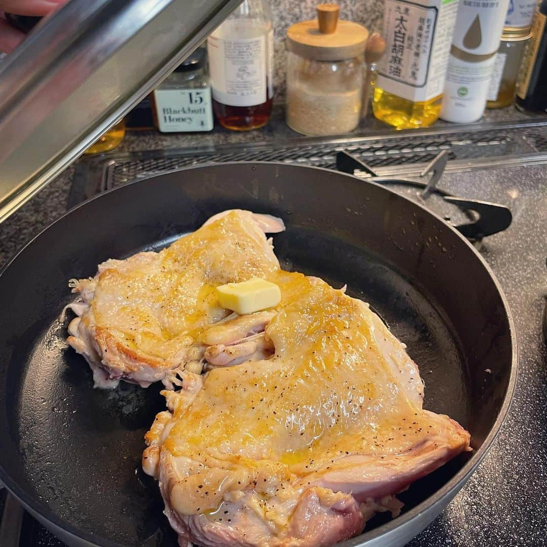 小川ひとみさんのインスタグラム写真 - (小川ひとみInstagram)「Chicken salad & Vegetable soup🧅 野菜不足だったので 今日は野菜をたっぷり🥰 ドレッシングやソースの代わりに アボカドクリームを作って🥑 チキンはバターと少しお醤油🧈 アボカドはにんにく、オリーブオイル ペッパーにお塩、レモンで味付け🍋 息子もお野菜好きが今もなお加速中で 今日は同じメニューにパプリカやトマトをたっぷり 食べてくれました🙏  ベビーリーフ、インゲン、スナップエンドウ、トマト アボカド、レモン、トマト、玉ねぎ、ブロッコリー✍️ #heechankitchen」6月5日 20時17分 - hitomy220