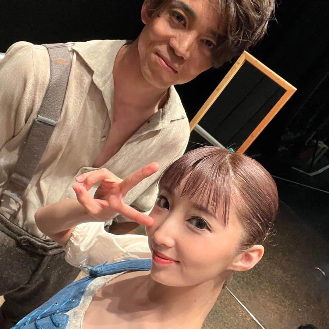 飯島望未さんのインスタグラム写真 - (飯島望未Instagram)「カルメン 全7公演が無事に終演致しました。 ご来場くださった皆様、 ライブ配信をご視聴くださった皆様、本当にありがとうございました。  ミカエラと娼婦を踊らせて頂いて とても楽しかったのと、あまり演じた事のない娼婦役を出来たことはすごく新鮮でした。  ちょっとだけ暴れすぎたかなぁと反省(笑)  あと4キャストそれぞれのカルメンとホセを 本当の意味で客観的に観られたことは勉強にもなったし、各々のこだわりや性格が演技から垣間見れてすごくすごく楽しかったです。 本当に良いインプットになりました_φ(･_･  そして何より今回私にとって最も刺激になったのは、紫織さんと舞台に立てたこと。 僭越ながら言わせて頂くとすると、 人間力の高さが全てにおいて表現されるんだなって紫織さんを観ていて感じました。  (是非K-balletのYouTube公式チャンネル観てください。) 一緒に舞台に立てたこと、とても誇りに思います。  改めて舞台復帰本当におめでとうございます。 @shiomaru13   そしてそして石橋さん 昇格おめでとうございます！ @shoya_ishibashi   ダンサー1人1人に舞台上ではそれぞれのドラマがあり、これまでの辛い経験も良い経験もそこで生かされていて、それらを共有出来る事はとても貴重で、そしてすごく 青春なんじゃないかと今回千秋楽を終えて思いました。 そんな自分と周りのエネルギーを敏感に感じながらこれからもみんなと舞台を作り上げていきたいなと思いました。  新シーズンはBallet optoから始まります。 新しいクリエイションも楽しみながら頑張りたいと思います。  それではまた皆様に劇場でお会い出来る日を楽しみにしております。 @k_ballet_company_official」6月5日 20時21分 - nozo0806