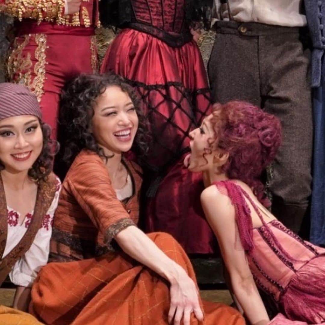 飯島望未さんのインスタグラム写真 - (飯島望未Instagram)「カルメン 全7公演が無事に終演致しました。 ご来場くださった皆様、 ライブ配信をご視聴くださった皆様、本当にありがとうございました。  ミカエラと娼婦を踊らせて頂いて とても楽しかったのと、あまり演じた事のない娼婦役を出来たことはすごく新鮮でした。  ちょっとだけ暴れすぎたかなぁと反省(笑)  あと4キャストそれぞれのカルメンとホセを 本当の意味で客観的に観られたことは勉強にもなったし、各々のこだわりや性格が演技から垣間見れてすごくすごく楽しかったです。 本当に良いインプットになりました_φ(･_･  そして何より今回私にとって最も刺激になったのは、紫織さんと舞台に立てたこと。 僭越ながら言わせて頂くとすると、 人間力の高さが全てにおいて表現されるんだなって紫織さんを観ていて感じました。  (是非K-balletのYouTube公式チャンネル観てください。) 一緒に舞台に立てたこと、とても誇りに思います。  改めて舞台復帰本当におめでとうございます。 @shiomaru13   そしてそして石橋さん 昇格おめでとうございます！ @shoya_ishibashi   ダンサー1人1人に舞台上ではそれぞれのドラマがあり、これまでの辛い経験も良い経験もそこで生かされていて、それらを共有出来る事はとても貴重で、そしてすごく 青春なんじゃないかと今回千秋楽を終えて思いました。 そんな自分と周りのエネルギーを敏感に感じながらこれからもみんなと舞台を作り上げていきたいなと思いました。  新シーズンはBallet optoから始まります。 新しいクリエイションも楽しみながら頑張りたいと思います。  それではまた皆様に劇場でお会い出来る日を楽しみにしております。 @k_ballet_company_official」6月5日 20時21分 - nozo0806