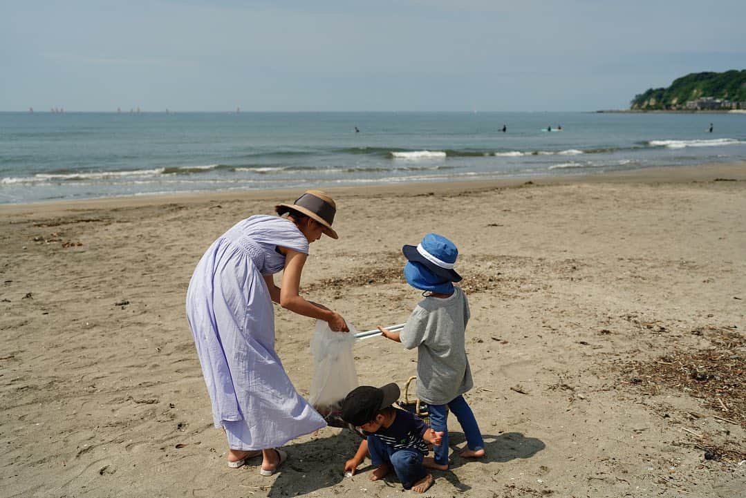 前田有紀さんのインスタグラム写真 - (前田有紀Instagram)「今日6月5日は、環境の日。各地で地球環境を考えるさまざまなイベントが開催されていましたね。  我が家は、ささやかすぎるのですが、みんなで由比ヶ浜でビーチグリーンをやりました。日頃遊びに来ている海も、ゴミ拾い目線で砂浜をまじまじ眺めていると、本当にたくさんのゴミが落ちている。使い終わったマスク、お菓子の袋、おもちゃのカケラ。そして、砂に顔を近づけてみると思っていたよりもたくさんの小さなプラスティックゴミ、ビニールかけらが砂の中に入り混じっていました。きっと故意に捨てたものばかりではなくて、風に飛ばされてしまったものや気がつかないうちに流れ着いたものもあると思う。 でも、砂浜にあるものがいまの海の現状を伝えているように思えたので、海のある町に住む人間として、これからも向き合うべきこと。ごく当たり前のこととして続けていこうと思います。  #鎌倉暮らし」6月5日 21時22分 - yukimaeda0117