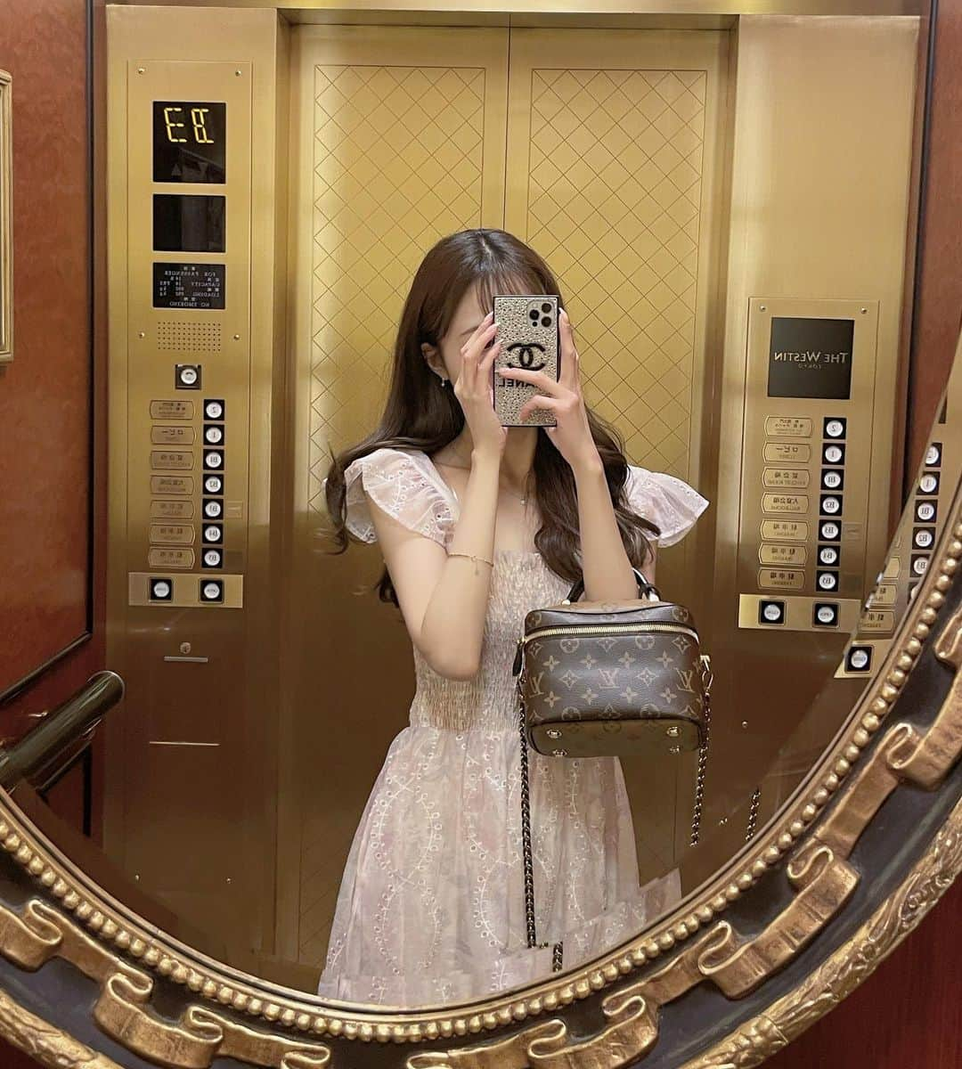 あやちゃんさんのインスタグラム写真 - (あやちゃんInstagram)「ワンピースの日💗 綺麗めかわいい👗☁️𓈒 𓂂𓏸 デートにも女子会にもぴったり💗 このワンピはポップアップで出すものなの✨ @avectoi_official_  6/17~26日の間渋谷109で出店してるから遊びに来てね🐈‍⬛🖤  #ワンピースコーデ #ワンピース #大人コーデ #ピンクワンピース #女子会コーデ #夏服コーデ  #夏服 #韓国ファッション #デートコーデ #きれいめコーデ #渋谷109 #shibuya109」6月5日 22時02分 - aya.you.love.r