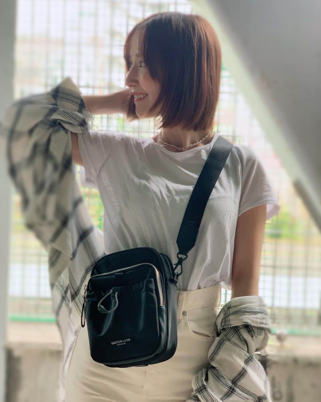 山川恵里佳さんのインスタグラム写真 - (山川恵里佳Instagram)「@gastonluga  コーポレートコーストシリーズが新登場✴︎ 私はクロスバッグのブラックにしました❤︎  素材は環境への負担もしっかり考えられているし🌍 撥水加工なのでこれからの時期も安心です☂️  ストラップは長さ調整ができて 収納ポケットは５つもあって 見た目も可愛いしかなりタイプ💗  公式ストア限定 15%OFFクーポン【erika2022 】 2022/08/31まで☻  バックパックorセット購入で スマイリートートバッグプレゼントみたいなので 是非チェックしてみてください🫶  #GastonLuga #ガストンルーガ #バックパック #リュック  #PR  #国内発送 #配送返品交換送料無料 #クロスバッグ」6月5日 22時13分 - erika_3_official