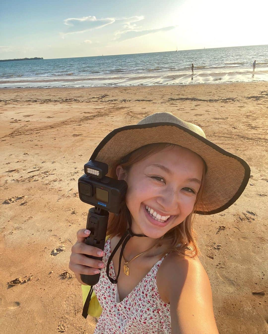 近藤あやさんのインスタグラム写真 - (近藤あやInstagram)「今日あぷしたYouTubeの 思い出の写真たち👫🌎🇦🇺  ４０度の暑さの中、大人４人で車中泊。 水を抱っこしなきゃ寝れませんよ。笑　 そして私はとにかく全身蚊に刺されて痒くて大変だった。 薬が全く効かないの。笑  ほんと全部がいい思い出の 3500キロの車の旅。🦟  語れる苦労やハプニングがある方が 旅は何倍も楽しくなる。  (とにかくオーストラリアの旅 シリーズは全部見てほしい)  そんな苦労ある旅を一緒にして、 笑い話にできる相棒がいる私は ラッキーだなとおもう。  そして、一緒に旅した フォーサイス家の @iori.forsyth ちゃんと、 パートナーの @joerexflynn には感謝でいっぱい！！！出会えてよかった。一生の付き合いをしたい 家族に出会えてよかった！！ありがとう☺️  旅を通してできる経験と、人との出会いは、 かけがえのない財産だと思う。 自分が動かなければ出会うことのなかった人、 知らなかったこと、こんなに自分の感情が 動かされることはなかったと思うことが山ほどある。  私は一生旅する人生を 送らせていただきますね！🙋🏼‍♀️🙋‍♂️  #オーストラリア #ノーザンテリトリー #バンライフ #キャンピングカー #カップル #ダブルデート　 #seeaustralia #australia #ntaustralia #vanlife #vantravel #youtube #Darwin」6月5日 22時18分 - doraemontoaya