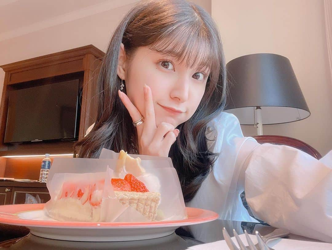 彩川ひなのさんのインスタグラム写真 - (彩川ひなのInstagram)「やっぱり今年のお誕生日ケーキも #キルフェボン かなぁあ( ◜ω◝ )♡わくわく♡！ (ほぼ毎年そう。だって美味しくて大好きなんだものっ♡*°)  だいたいいつもは！ 1年で6/20•6/21の2日間だけ限定で販売される #佐藤錦のキャンドルナイトケーキ  食べるの*'ω'*！！！ この2日間だけなんて運命感じちゃうもんっ♡”  #タルト あいらぶっっっ( ◜ω◝ )  おすすめのケーキ屋さん教えて🐣？♡*°  #キルフェボン銀座 #quilfaitbon #銀座 #銀座カフェ #銀座グルメ #銀座スイーツ #ginza #ginzatokyo #ginzacafe #ホカンス」6月5日 23時08分 - hinano_ayakawa