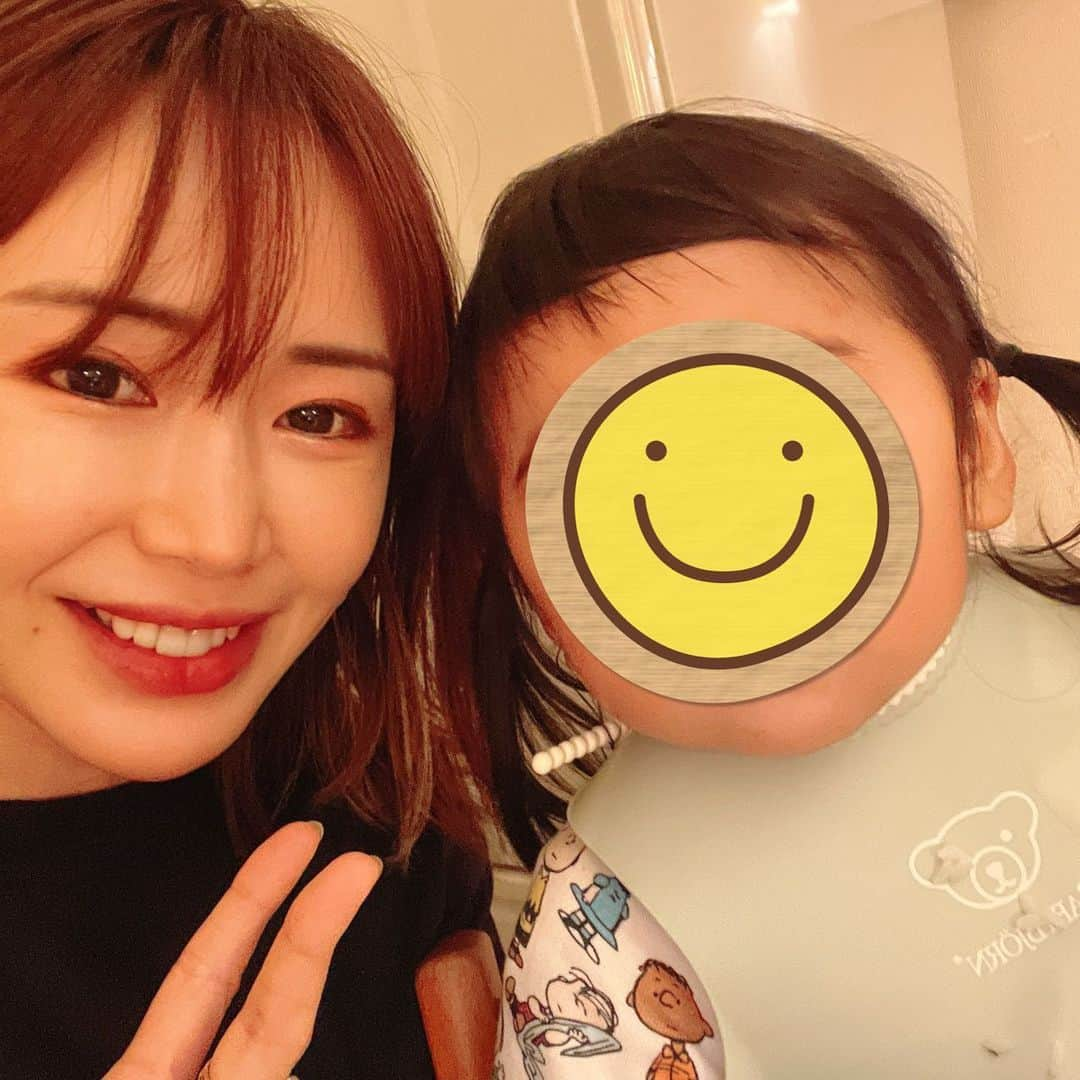 浅田好未さんのインスタグラム写真 - (浅田好未Instagram)「幼なじみの美紀とよーことホムパ。 この3人で会うと毎回お腹がよじれる程笑えるの😂 今日もカラオケを歌おうとマイクを出したら充電がなくて、それだけで大爆笑でした。笑 娘ちゃんもかわいくて、 おいしいごはんにワインに、大好きな友達。 幸せな日曜日でした。 いつもありがとう♡」6月5日 23時42分 - yoshimiasada