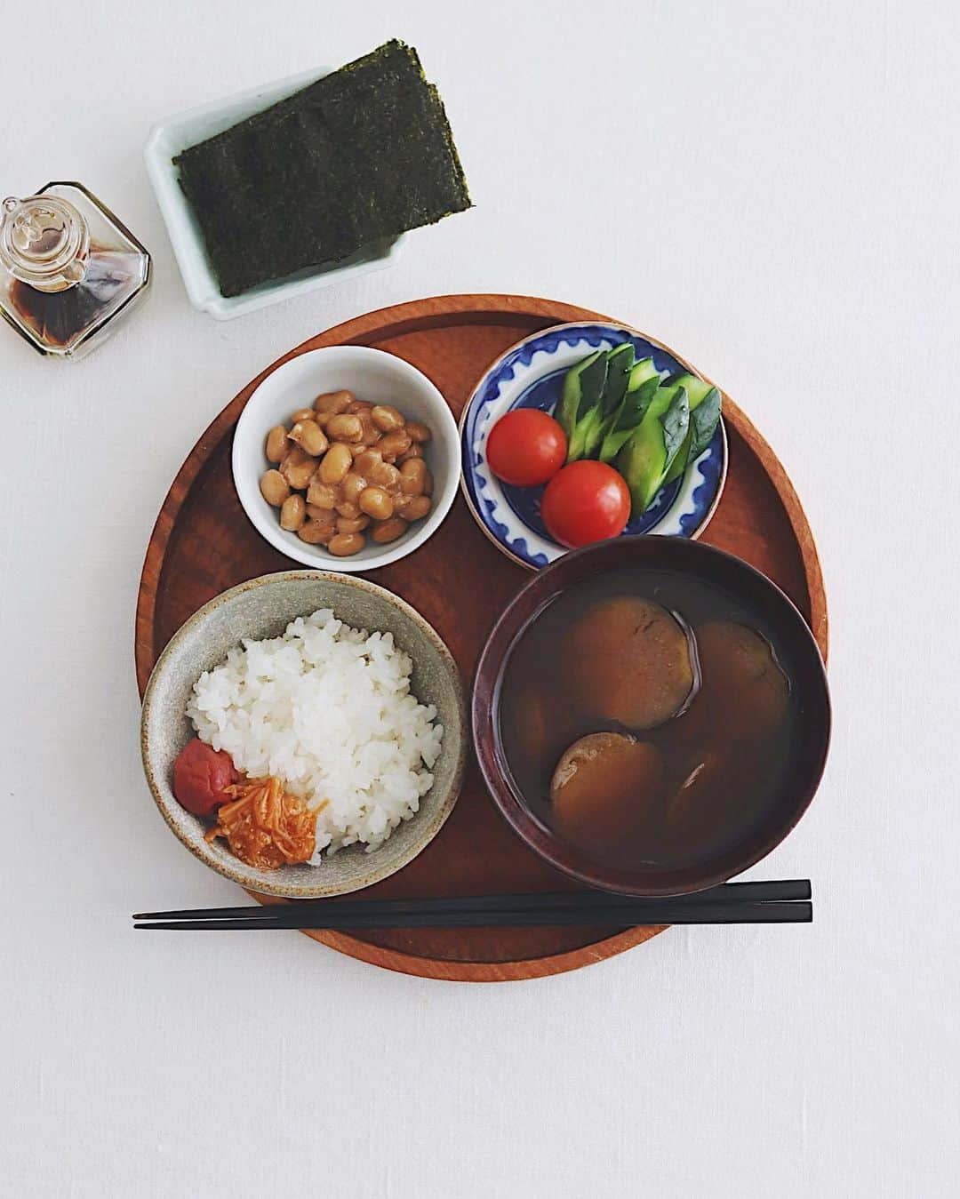 樋口正樹さんのインスタグラム写真 - (樋口正樹Instagram)「Today's breakfast . 今朝は炊き立てご飯に 梅干し、なめ茸明太子、 納豆、きゅうり浅漬け、 ミニトマト、焼き海苔、 ナスの赤だしお味噌汁。 . . . . #朝ごはん #朝定食 #納豆 #なめ茸明太子 #梅干 #ナスの味噌汁 #浅漬け #焼き海苔 #しっかり朝ごはん #おはようございます #breakfast #japanesebreakfast」6月6日 7時12分 - higuccini