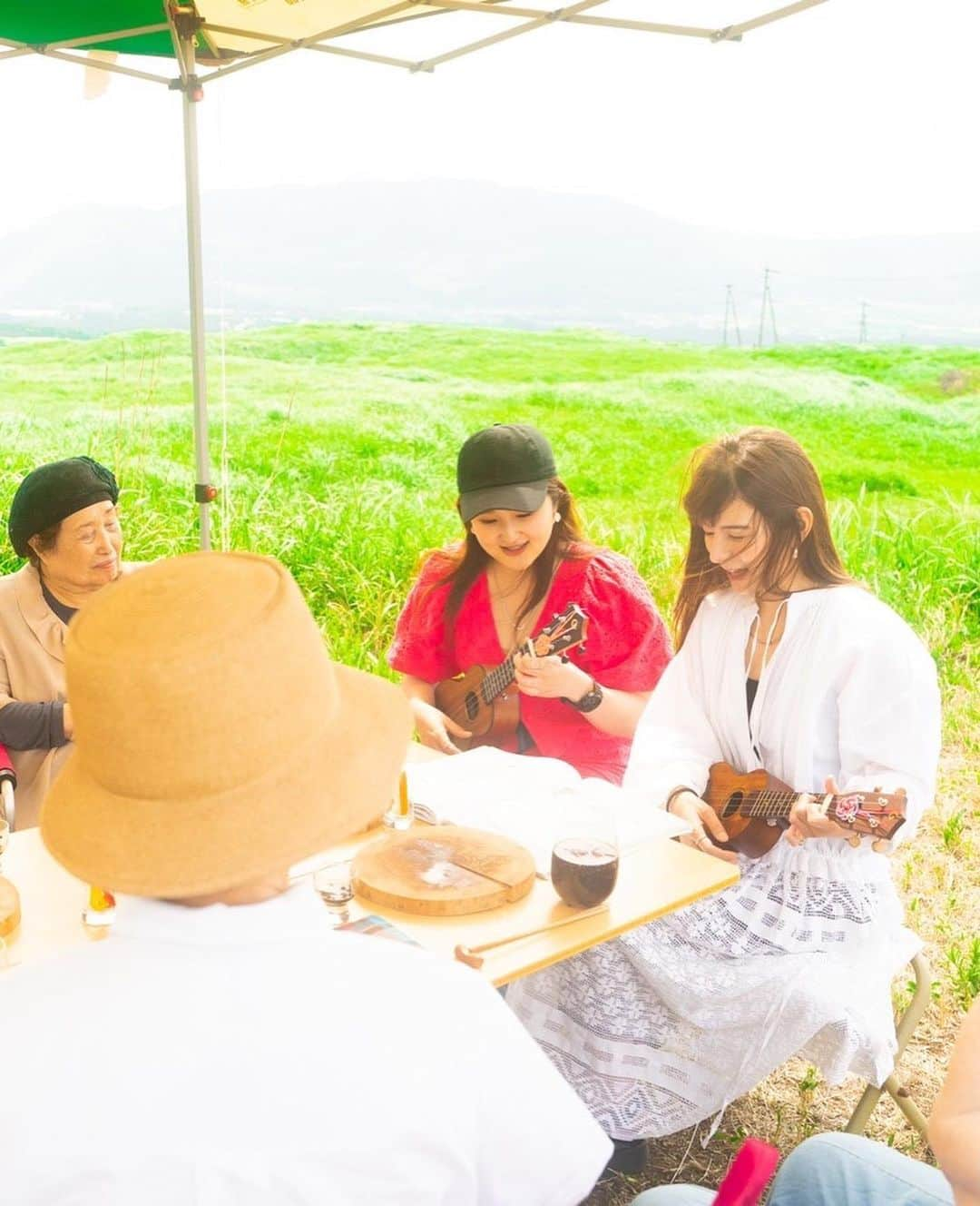 スザンヌさんのインスタグラム写真 - (スザンヌInstagram)「週末 @aneco_bbq 🍖🏔♡♡♡ 予約開始された日に予約しました！←  ずっとばあちゃんから 「あのほら山の中でドーンとお肉を焼いてもらって食べるところに行きたい！」（ロケでお邪魔したときのテレビを見てくれていたみたい🥺） とリクエストをいただいてたのですが、 駐車場からがほんの少し山道を歩くので足がよくないばあちゃんにとっては結構ハードな道のりで諦めてたの😭  でも今回 @aneco_bbq さんのご厚意でばあちゃんは車で近くまで入らせていただけることになり、 それならばとはりきってみんなで行ってきました☺️🌈 ありがとうございます🙏  ばあちゃんとばあちゃんのお友達と家族と♡♡♡ 絶景を眺めながら美味しいお肉にお野菜最高🤤  やはり阿蘇は天国でした🏔🤤❤️❤️❤️ 久しぶりにウクレレも弾いたよ🎸 （これはリクエストじゃなく勝手に）  ずっと着たかった @todayful_  ワンピースもはつおろし🤍  さっそく汚したけど洗濯したらなかったことに🙆‍♀️  週末はずっとばあちゃんと過ごせたの👵 また書くね。」6月6日 8時28分 - suzanneeee1028