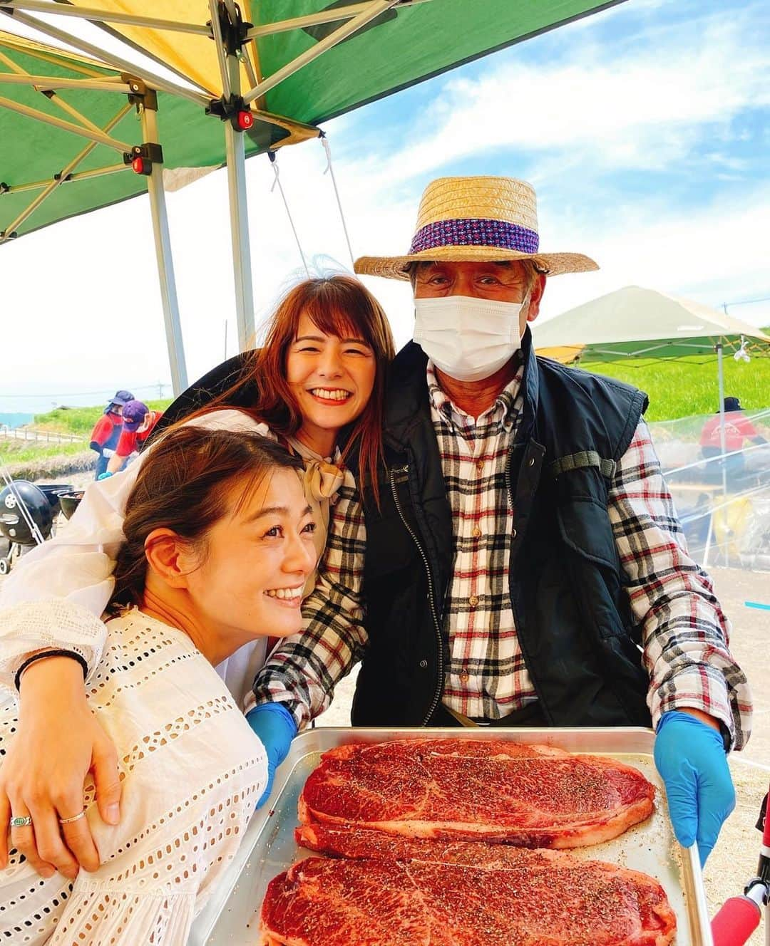 スザンヌさんのインスタグラム写真 - (スザンヌInstagram)「週末 @aneco_bbq 🍖🏔♡♡♡ 予約開始された日に予約しました！←  ずっとばあちゃんから 「あのほら山の中でドーンとお肉を焼いてもらって食べるところに行きたい！」（ロケでお邪魔したときのテレビを見てくれていたみたい🥺） とリクエストをいただいてたのですが、 駐車場からがほんの少し山道を歩くので足がよくないばあちゃんにとっては結構ハードな道のりで諦めてたの😭  でも今回 @aneco_bbq さんのご厚意でばあちゃんは車で近くまで入らせていただけることになり、 それならばとはりきってみんなで行ってきました☺️🌈 ありがとうございます🙏  ばあちゃんとばあちゃんのお友達と家族と♡♡♡ 絶景を眺めながら美味しいお肉にお野菜最高🤤  やはり阿蘇は天国でした🏔🤤❤️❤️❤️ 久しぶりにウクレレも弾いたよ🎸 （これはリクエストじゃなく勝手に）  ずっと着たかった @todayful_  ワンピースもはつおろし🤍  さっそく汚したけど洗濯したらなかったことに🙆‍♀️  週末はずっとばあちゃんと過ごせたの👵 また書くね。」6月6日 8時28分 - suzanneeee1028