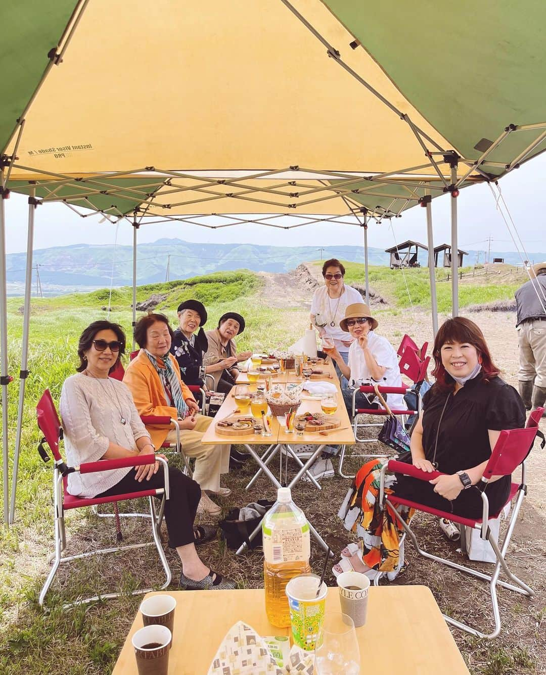 スザンヌさんのインスタグラム写真 - (スザンヌInstagram)「週末 @aneco_bbq 🍖🏔♡♡♡ 予約開始された日に予約しました！←  ずっとばあちゃんから 「あのほら山の中でドーンとお肉を焼いてもらって食べるところに行きたい！」（ロケでお邪魔したときのテレビを見てくれていたみたい🥺） とリクエストをいただいてたのですが、 駐車場からがほんの少し山道を歩くので足がよくないばあちゃんにとっては結構ハードな道のりで諦めてたの😭  でも今回 @aneco_bbq さんのご厚意でばあちゃんは車で近くまで入らせていただけることになり、 それならばとはりきってみんなで行ってきました☺️🌈 ありがとうございます🙏  ばあちゃんとばあちゃんのお友達と家族と♡♡♡ 絶景を眺めながら美味しいお肉にお野菜最高🤤  やはり阿蘇は天国でした🏔🤤❤️❤️❤️ 久しぶりにウクレレも弾いたよ🎸 （これはリクエストじゃなく勝手に）  ずっと着たかった @todayful_  ワンピースもはつおろし🤍  さっそく汚したけど洗濯したらなかったことに🙆‍♀️  週末はずっとばあちゃんと過ごせたの👵 また書くね。」6月6日 8時28分 - suzanneeee1028