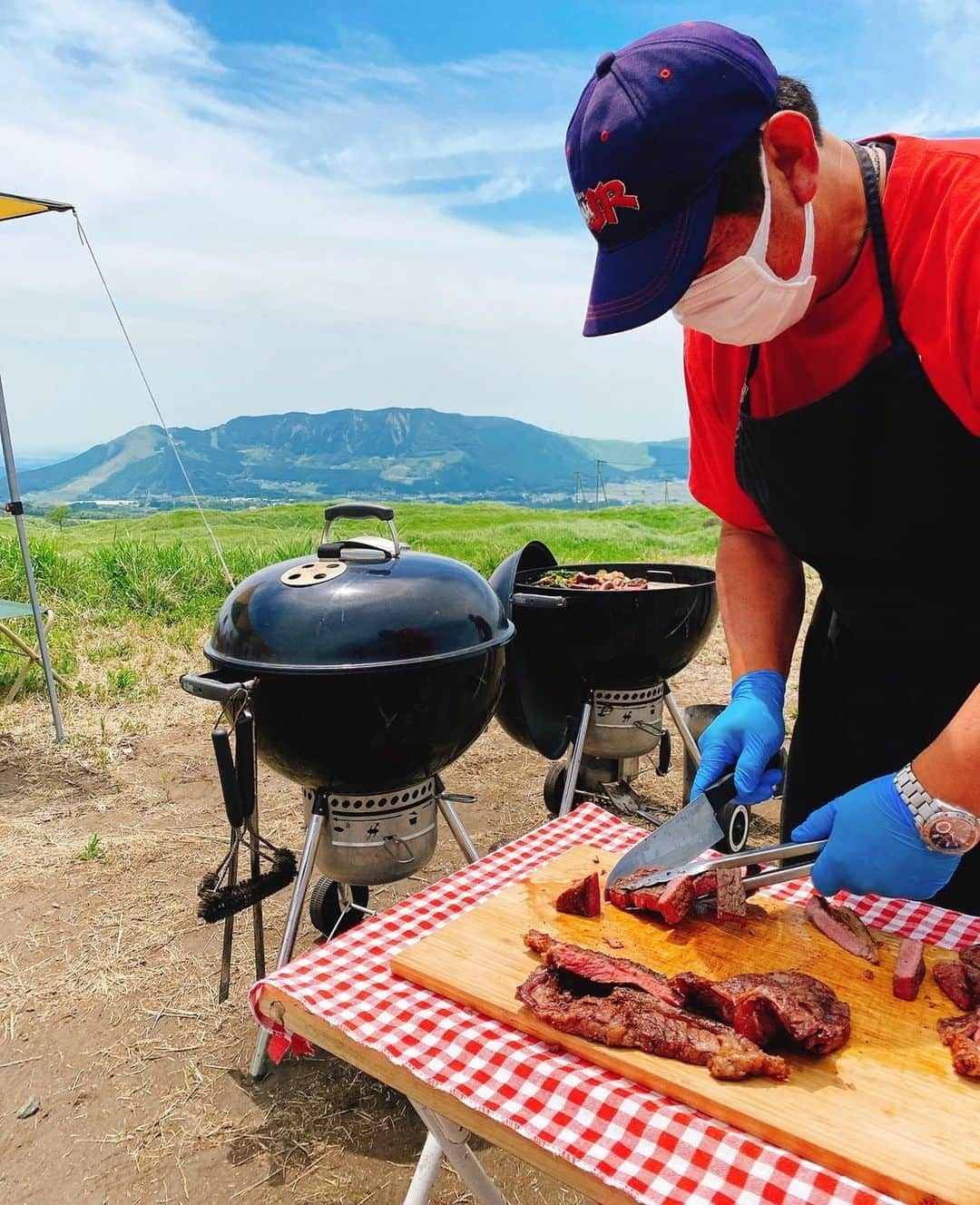 スザンヌさんのインスタグラム写真 - (スザンヌInstagram)「週末 @aneco_bbq 🍖🏔♡♡♡ 予約開始された日に予約しました！←  ずっとばあちゃんから 「あのほら山の中でドーンとお肉を焼いてもらって食べるところに行きたい！」（ロケでお邪魔したときのテレビを見てくれていたみたい🥺） とリクエストをいただいてたのですが、 駐車場からがほんの少し山道を歩くので足がよくないばあちゃんにとっては結構ハードな道のりで諦めてたの😭  でも今回 @aneco_bbq さんのご厚意でばあちゃんは車で近くまで入らせていただけることになり、 それならばとはりきってみんなで行ってきました☺️🌈 ありがとうございます🙏  ばあちゃんとばあちゃんのお友達と家族と♡♡♡ 絶景を眺めながら美味しいお肉にお野菜最高🤤  やはり阿蘇は天国でした🏔🤤❤️❤️❤️ 久しぶりにウクレレも弾いたよ🎸 （これはリクエストじゃなく勝手に）  ずっと着たかった @todayful_  ワンピースもはつおろし🤍  さっそく汚したけど洗濯したらなかったことに🙆‍♀️  週末はずっとばあちゃんと過ごせたの👵 また書くね。」6月6日 8時28分 - suzanneeee1028