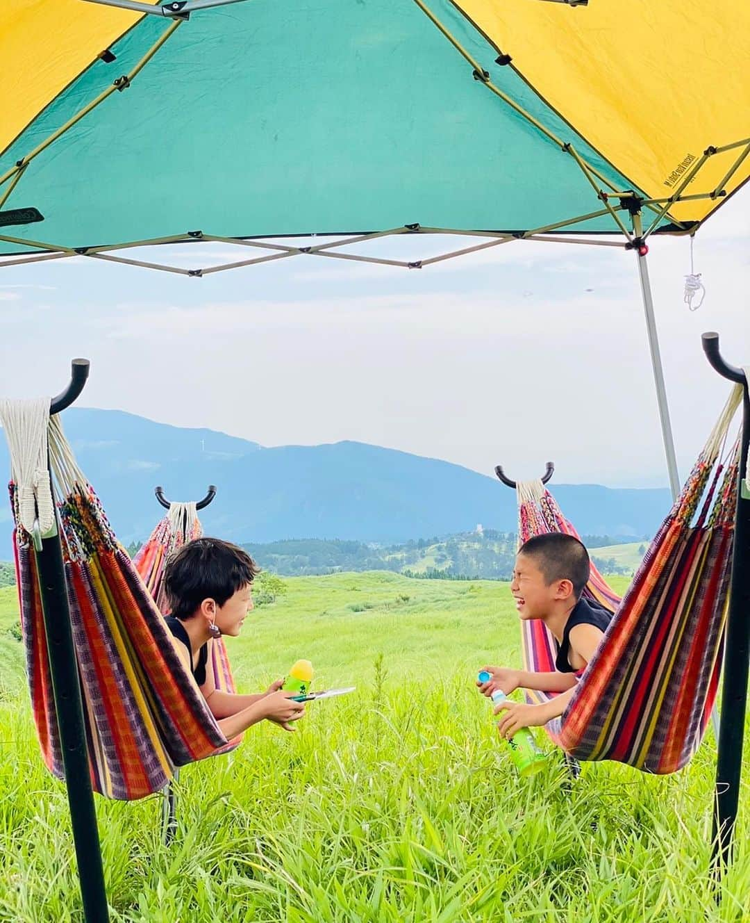 スザンヌさんのインスタグラム写真 - (スザンヌInstagram)「週末 @aneco_bbq 🍖🏔♡♡♡ 予約開始された日に予約しました！←  ずっとばあちゃんから 「あのほら山の中でドーンとお肉を焼いてもらって食べるところに行きたい！」（ロケでお邪魔したときのテレビを見てくれていたみたい🥺） とリクエストをいただいてたのですが、 駐車場からがほんの少し山道を歩くので足がよくないばあちゃんにとっては結構ハードな道のりで諦めてたの😭  でも今回 @aneco_bbq さんのご厚意でばあちゃんは車で近くまで入らせていただけることになり、 それならばとはりきってみんなで行ってきました☺️🌈 ありがとうございます🙏  ばあちゃんとばあちゃんのお友達と家族と♡♡♡ 絶景を眺めながら美味しいお肉にお野菜最高🤤  やはり阿蘇は天国でした🏔🤤❤️❤️❤️ 久しぶりにウクレレも弾いたよ🎸 （これはリクエストじゃなく勝手に）  ずっと着たかった @todayful_  ワンピースもはつおろし🤍  さっそく汚したけど洗濯したらなかったことに🙆‍♀️  週末はずっとばあちゃんと過ごせたの👵 また書くね。」6月6日 8時28分 - suzanneeee1028