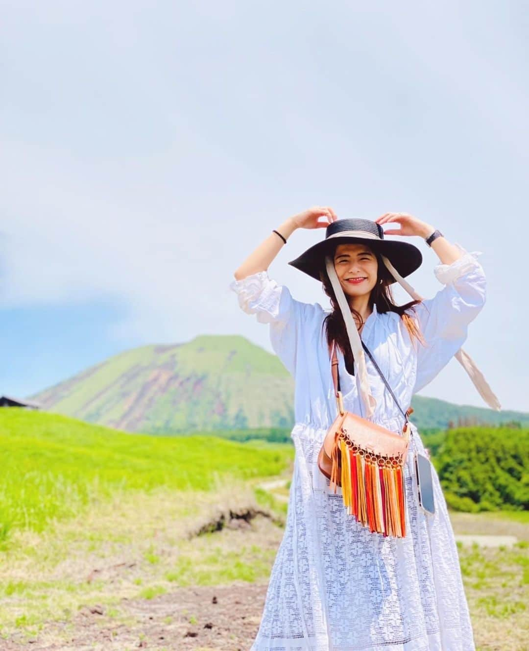 スザンヌさんのインスタグラム写真 - (スザンヌInstagram)「週末 @aneco_bbq 🍖🏔♡♡♡ 予約開始された日に予約しました！←  ずっとばあちゃんから 「あのほら山の中でドーンとお肉を焼いてもらって食べるところに行きたい！」（ロケでお邪魔したときのテレビを見てくれていたみたい🥺） とリクエストをいただいてたのですが、 駐車場からがほんの少し山道を歩くので足がよくないばあちゃんにとっては結構ハードな道のりで諦めてたの😭  でも今回 @aneco_bbq さんのご厚意でばあちゃんは車で近くまで入らせていただけることになり、 それならばとはりきってみんなで行ってきました☺️🌈 ありがとうございます🙏  ばあちゃんとばあちゃんのお友達と家族と♡♡♡ 絶景を眺めながら美味しいお肉にお野菜最高🤤  やはり阿蘇は天国でした🏔🤤❤️❤️❤️ 久しぶりにウクレレも弾いたよ🎸 （これはリクエストじゃなく勝手に）  ずっと着たかった @todayful_  ワンピースもはつおろし🤍  さっそく汚したけど洗濯したらなかったことに🙆‍♀️  週末はずっとばあちゃんと過ごせたの👵 また書くね。」6月6日 8時28分 - suzanneeee1028