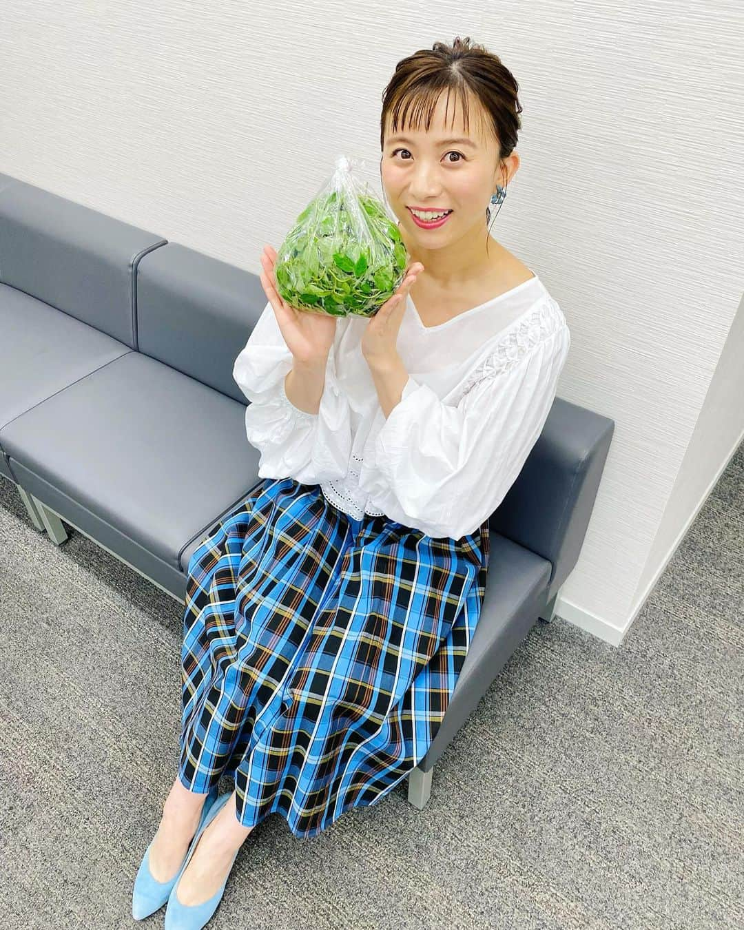 山本雪乃さんのインスタグラム写真 - (山本雪乃Instagram)「🤲 『モロヘイヤ、もろてーやー』と、 言われたとか、言われてないとか😊  あまり食べたことがないモロヘイヤ！！！ どうやっていただこうか💓 楽しみです🥰  今日は舞台観劇や試写会、インタビューと、 少しバタバタしますが、 緊張感を持って1日がんばります！！  さて、今夜7時からは 森ちゃん @mori.chiharu  が進行を務める 『ニッポン視察団　3時間スペシャル』 森ちゃん、地上波初の進行ですよ〜🙈 ぜひご覧ください^ ^ （※私は一切出ておりません😂）  🍙きんぴら＆絹さやおにぎり😊 （たぶん余ったカニカマも入れ込んでました🦀笑）  #衣装 : @hava_india  @lois_crayon_official」6月6日 8時43分 - yukino_yamamoto5