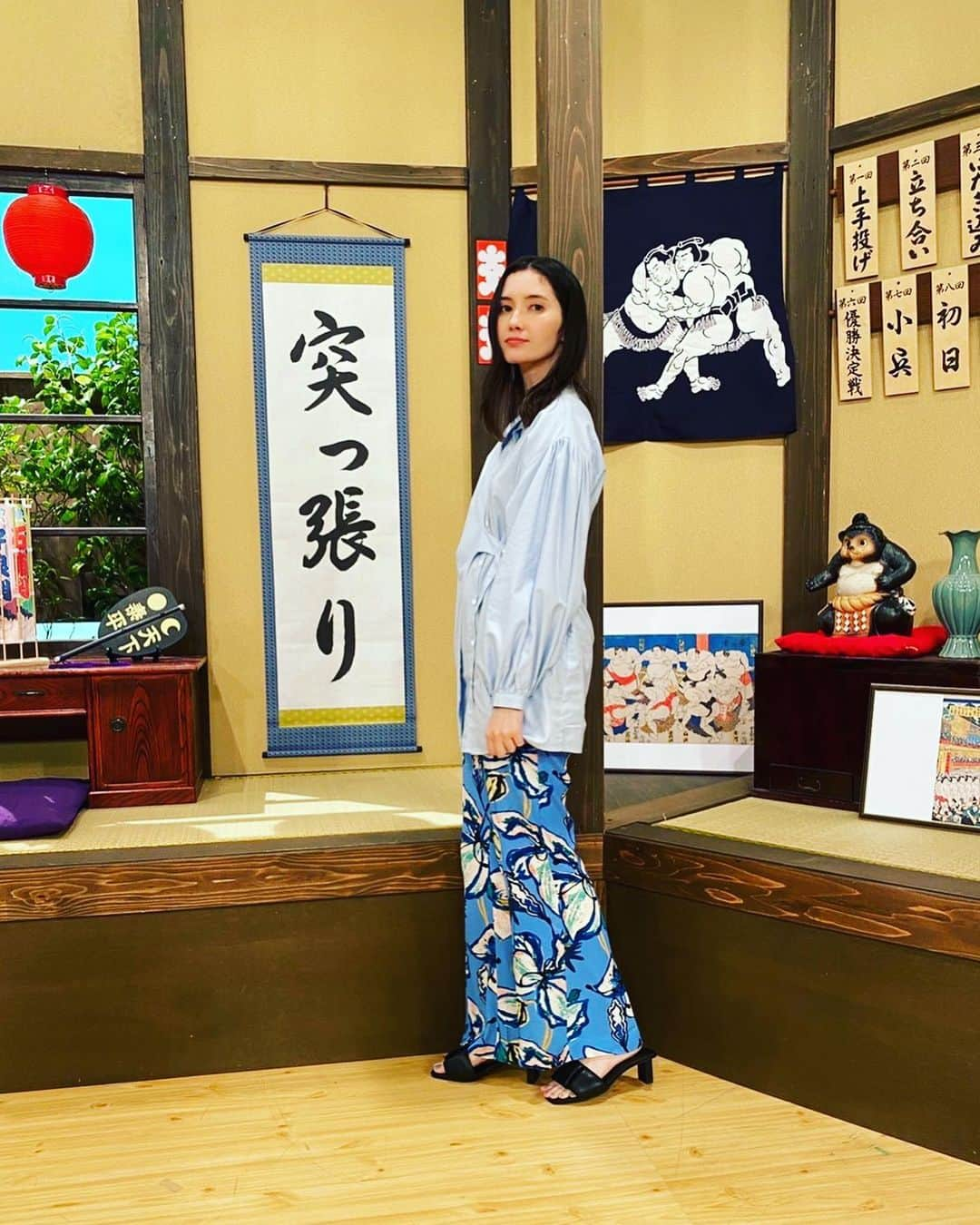 市川紗椰さんのインスタグラム写真 - (市川紗椰Instagram)「突っ張りの動きが下手すぎる。NHKどすこい研 の突っ張りの回にて。一番一番、精進します。 最後の写真は先日行われた元関脇安美錦関の断髪式で撮ったもの。最高でした。安治川親方としてどういう力士を育てるのか、楽しみでしょうがないです。びば伊勢ヶ濱軍団 ⁡ #シャツ @OSKERTHELABEL #パンツ @POM_AMSTERDAM #サンダル @SOLSANASHOES @JACK_JOAT #ピアス @crestare_official #リング @joueteofficial #スタイリスト @okapiiiii  #ヘアメイク @mariko_chiba」6月6日 14時20分 - sayaichikawa.official